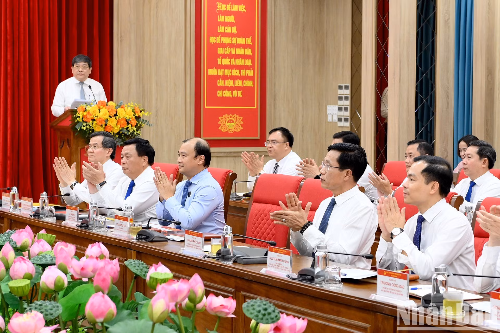 Los líderes de la Academia Nacional de Política Ho Chi Minh y delegados en el evento.