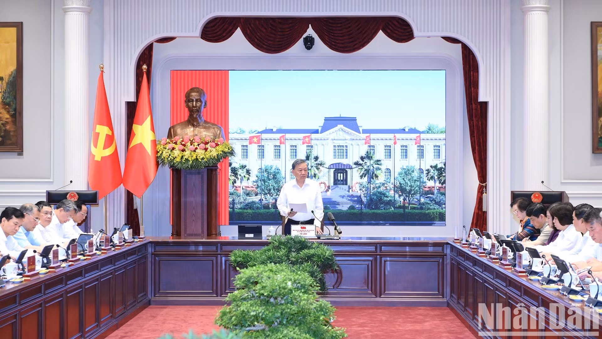 El secretario general del Partido Comunista de Vietnam y presidente del país, To Lam, interviene en la sesión de trabajo.