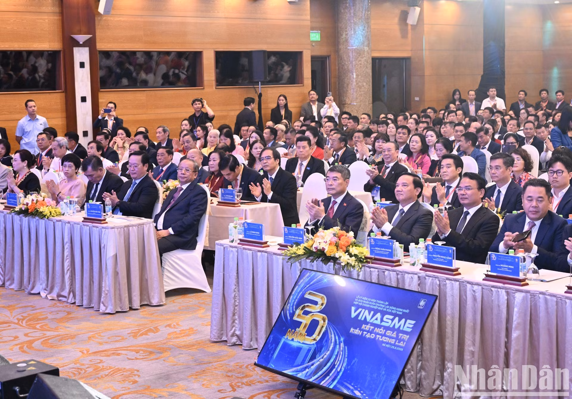 El premier vietnamita, Le Minh Hung, y delegados asisten al evento.