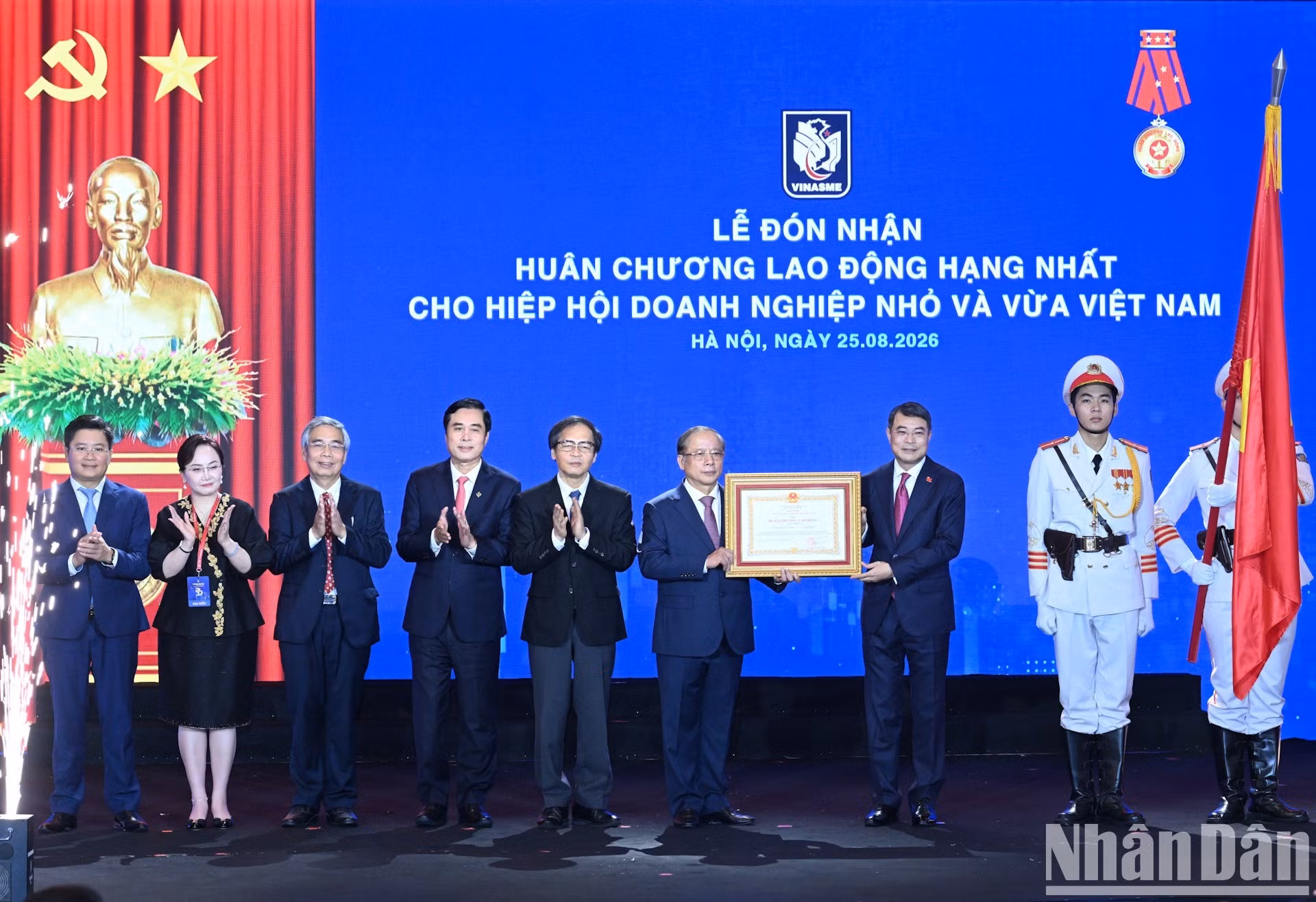 El primer ministro vietnamita, Le Minh Hung, entrega el Orden del Trabajo de primera clase a la Asociación de Pequeñas y Medianas Empresas.