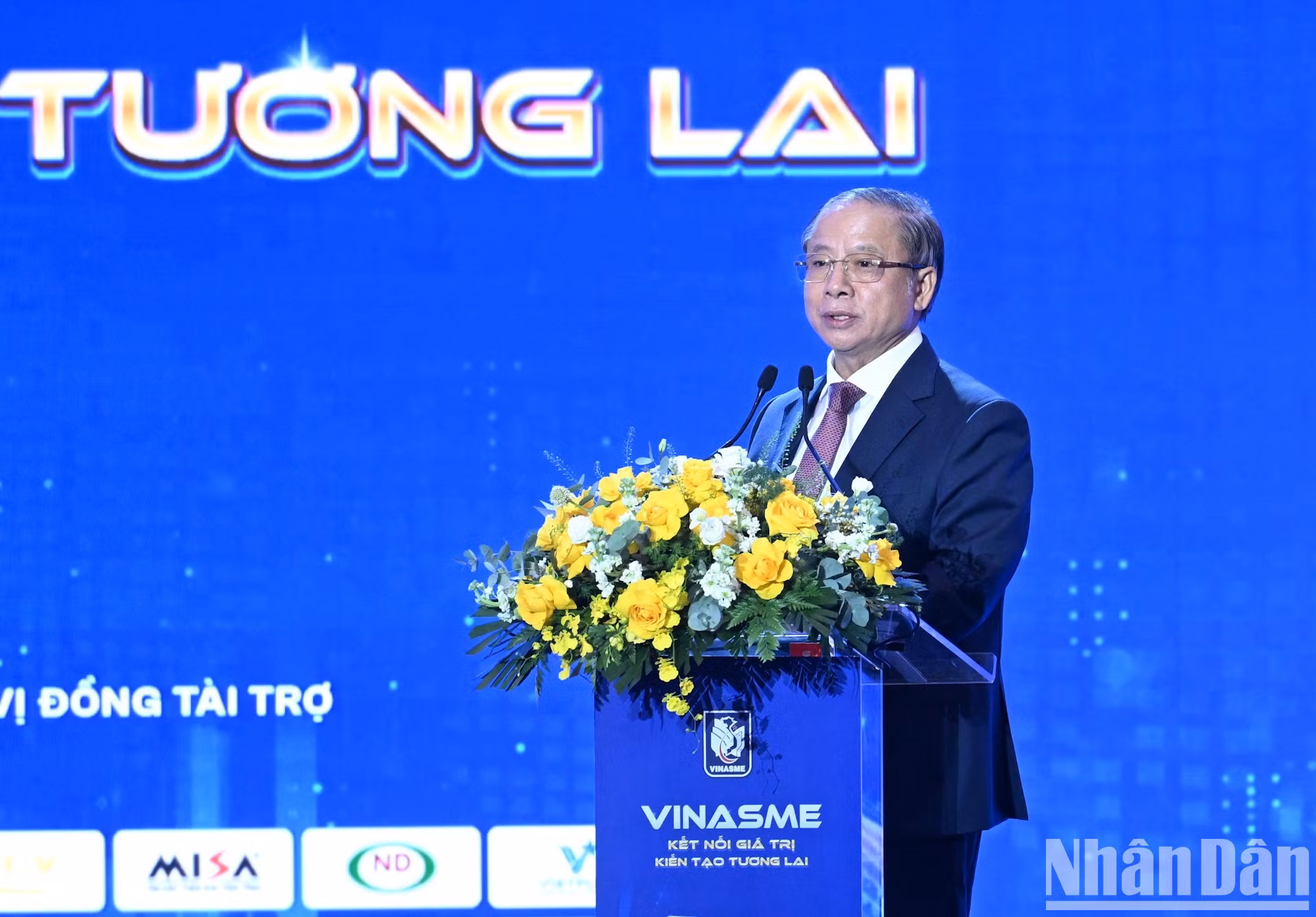 Nguyen Van Than, presidente de la Asociación de Pequeñas y Medianas Empresas, interviene en la cita.
