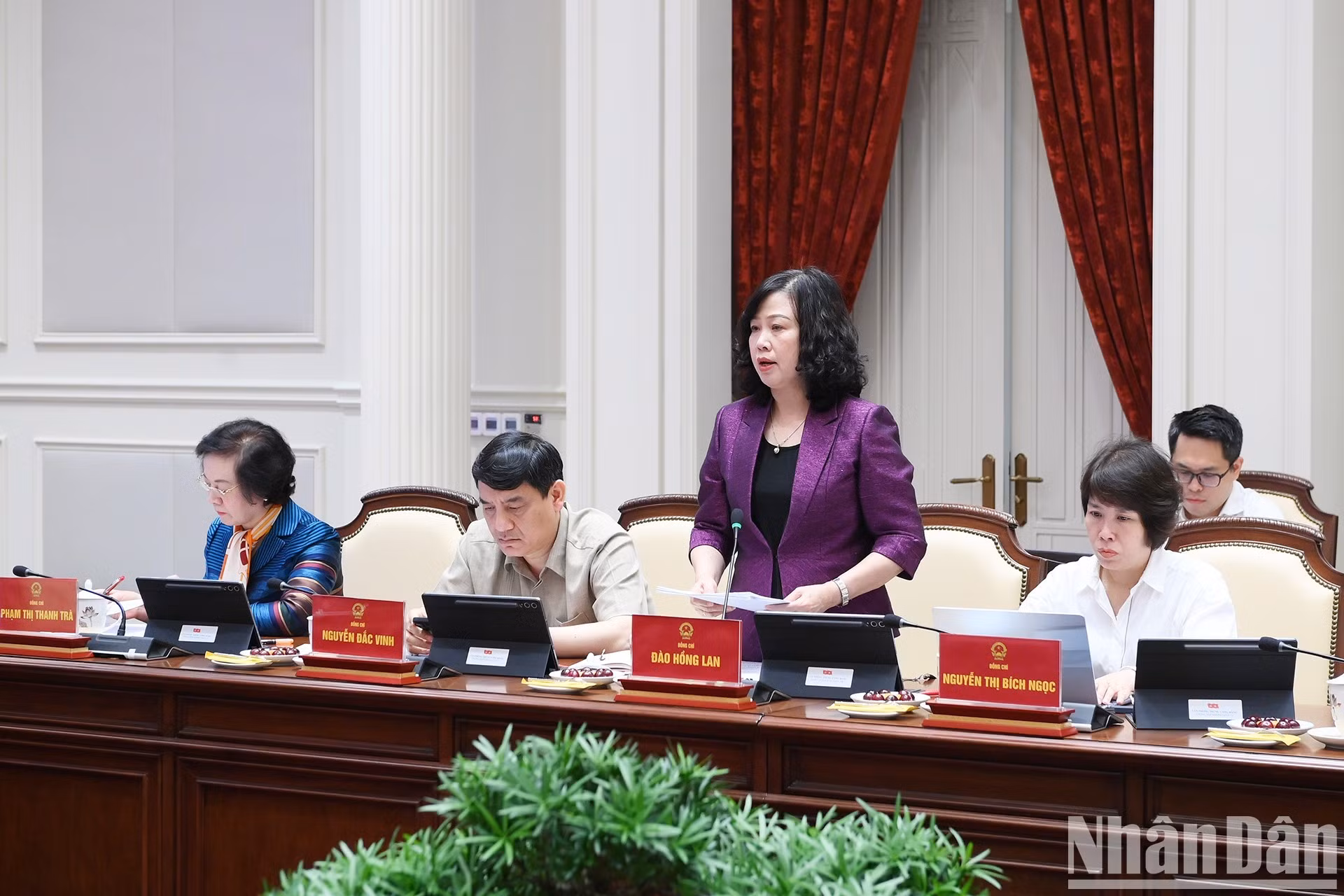 La ministra de Salud Pública, Dao Hong Lan, presenta un informe.