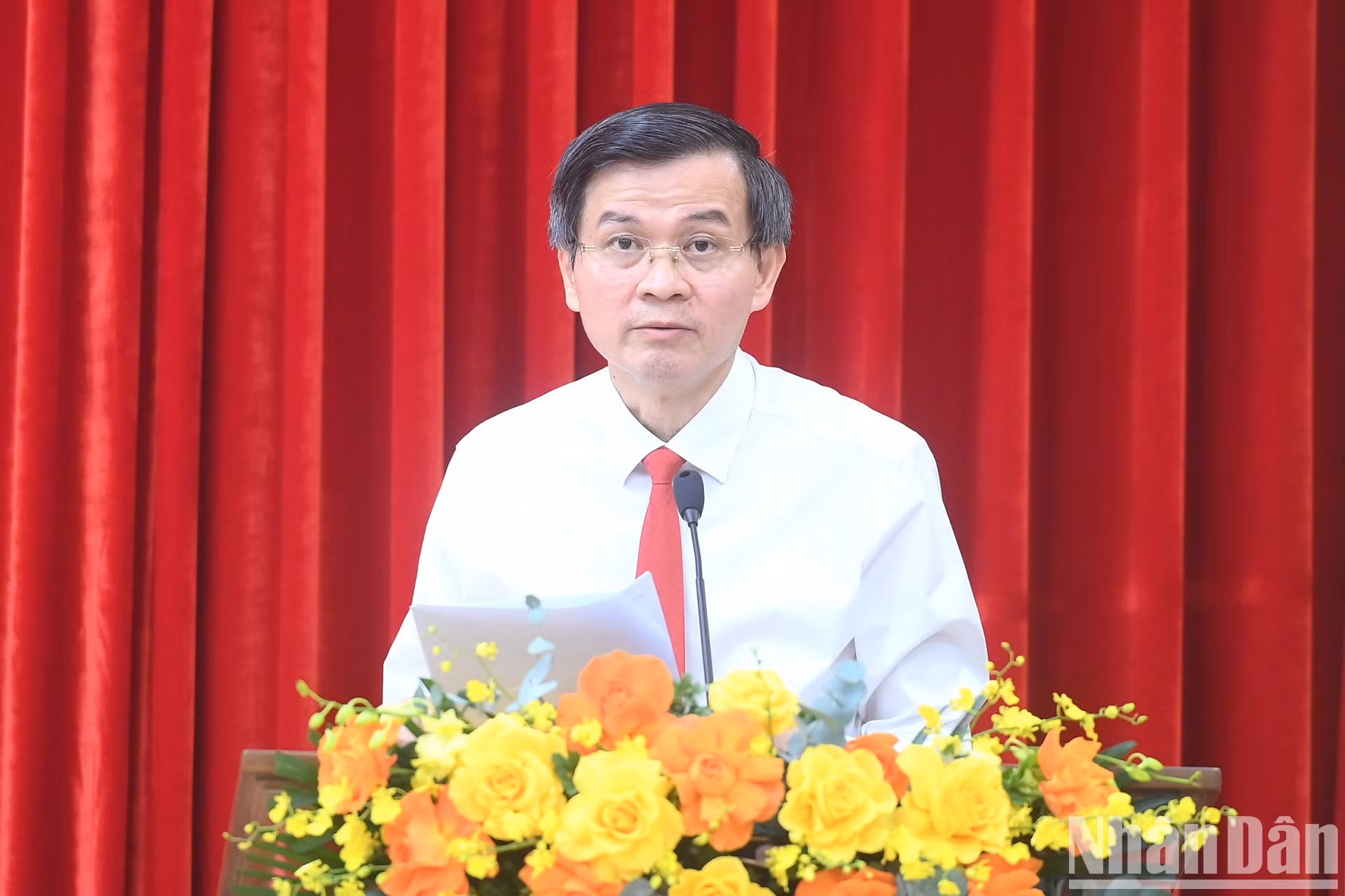 Doan Minh Huan, director de la Academia Nacional de Política Ho Chi Minh, pronuncia un discurso.