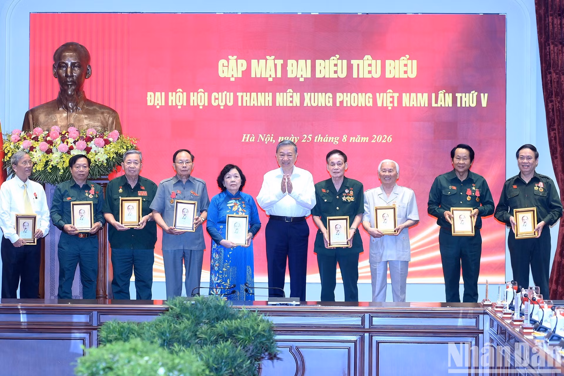 El secretario general del Partido Comunista de Vietnam y presidente del país, To Lam, entrega un retrato del Presidente Ho Chi Minh a los delegados de la Asociación de ex jóvenes voluntarios vietnamitas.