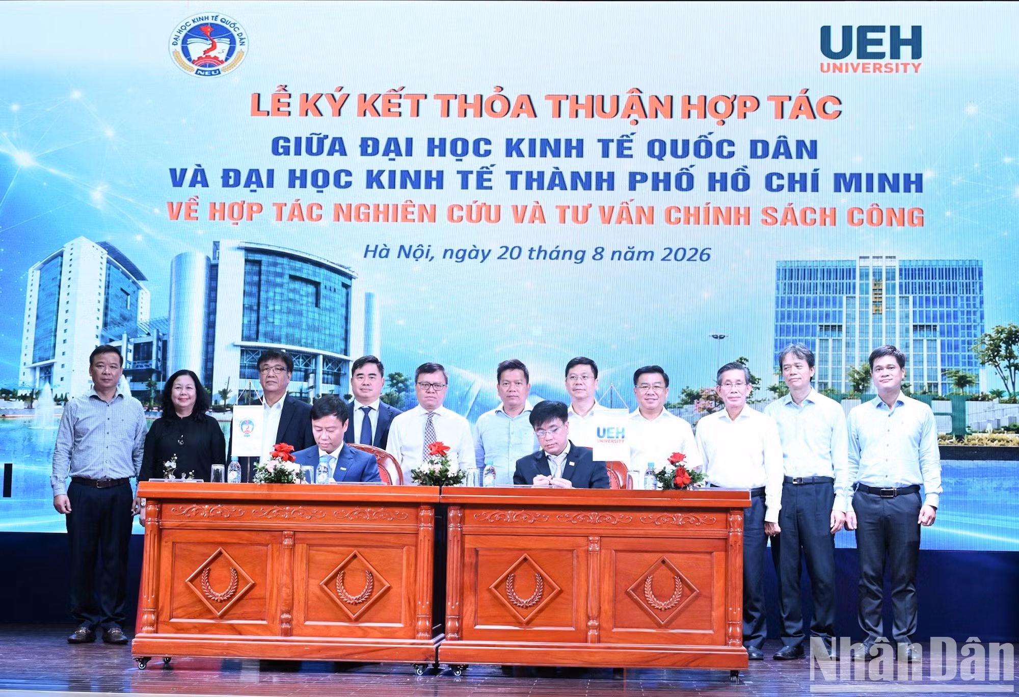 El profesor asociado y doctor Bui Duc Tho, secretario del Comité del Partido y director de la Universidad Nacional de Economía, y el profesor asociado y doctor Bui Quang Hung, secretario del Comité del Partido y director de la Universidad de Economía de Ciudad Ho Chi Minh, firman un acuerdo de cooperación en investigación y asesoramiento sobre políticas públicas entre ambos centros educativos.