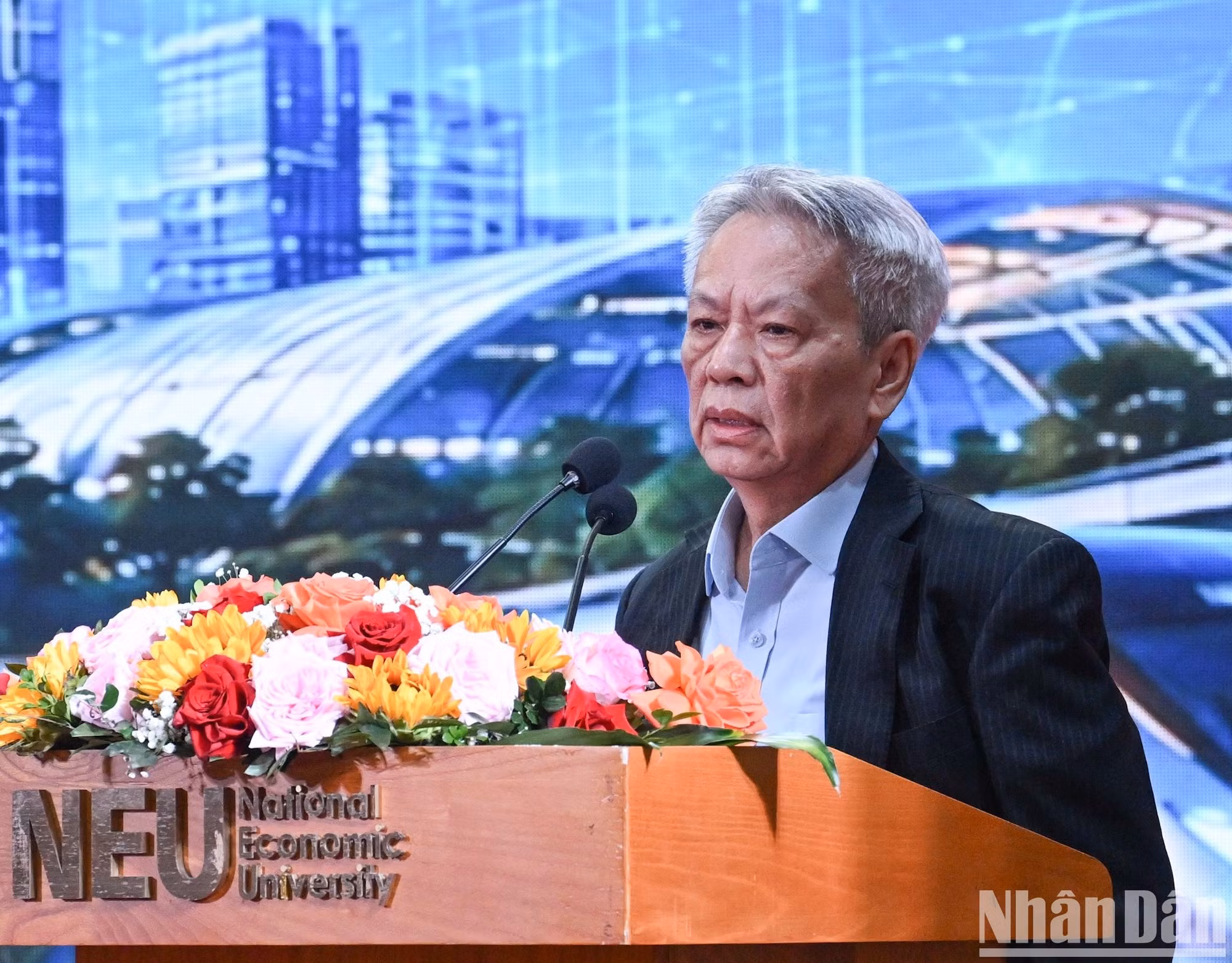 El doctor Nguyen Si Dung, exsubjefe de la Oficina de la Asamblea Nacional, interviene sobre el tema “De la renovación del modelo de desarrollo a la renovación del modelo de gobernanza nacional”.