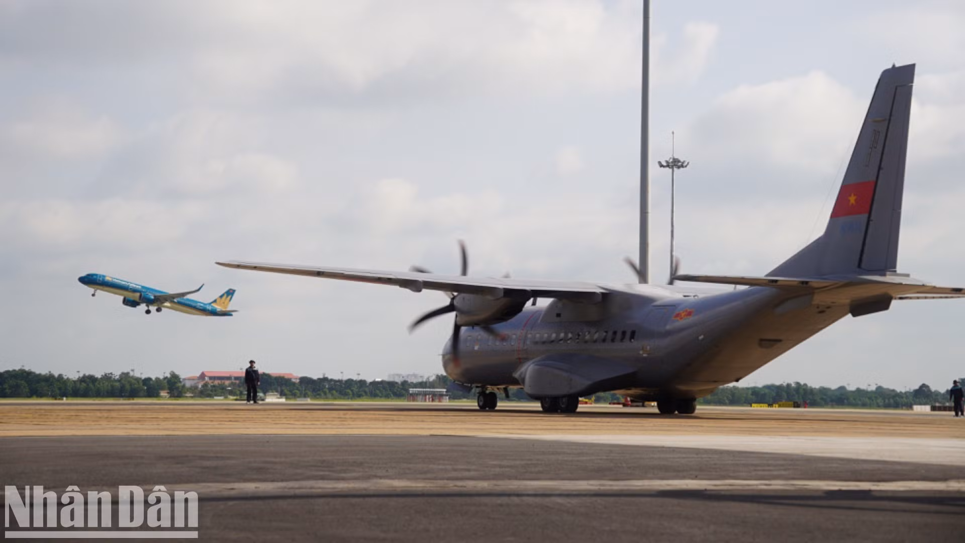 La aeronave especial se dirige a la pista para despegar.