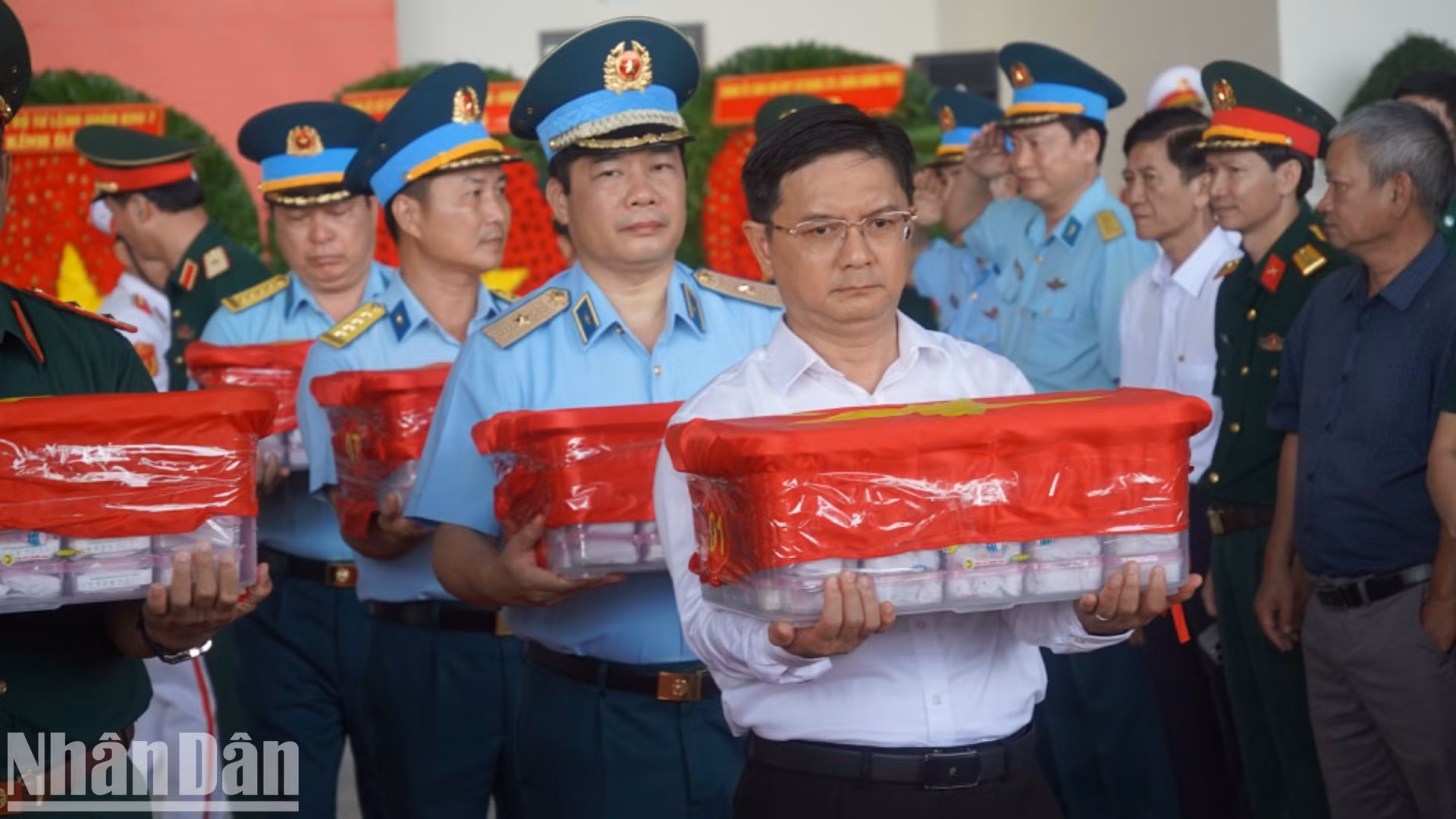Nguyen Manh Cuong traslada las muestras de restos de mártires al avión.