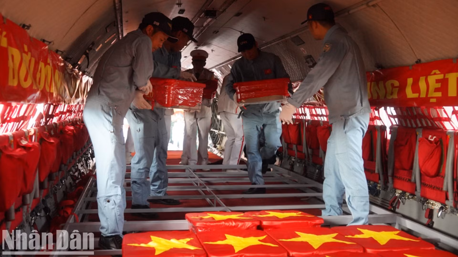 Las muestras son colocadas cuidadosamente en el avión.
