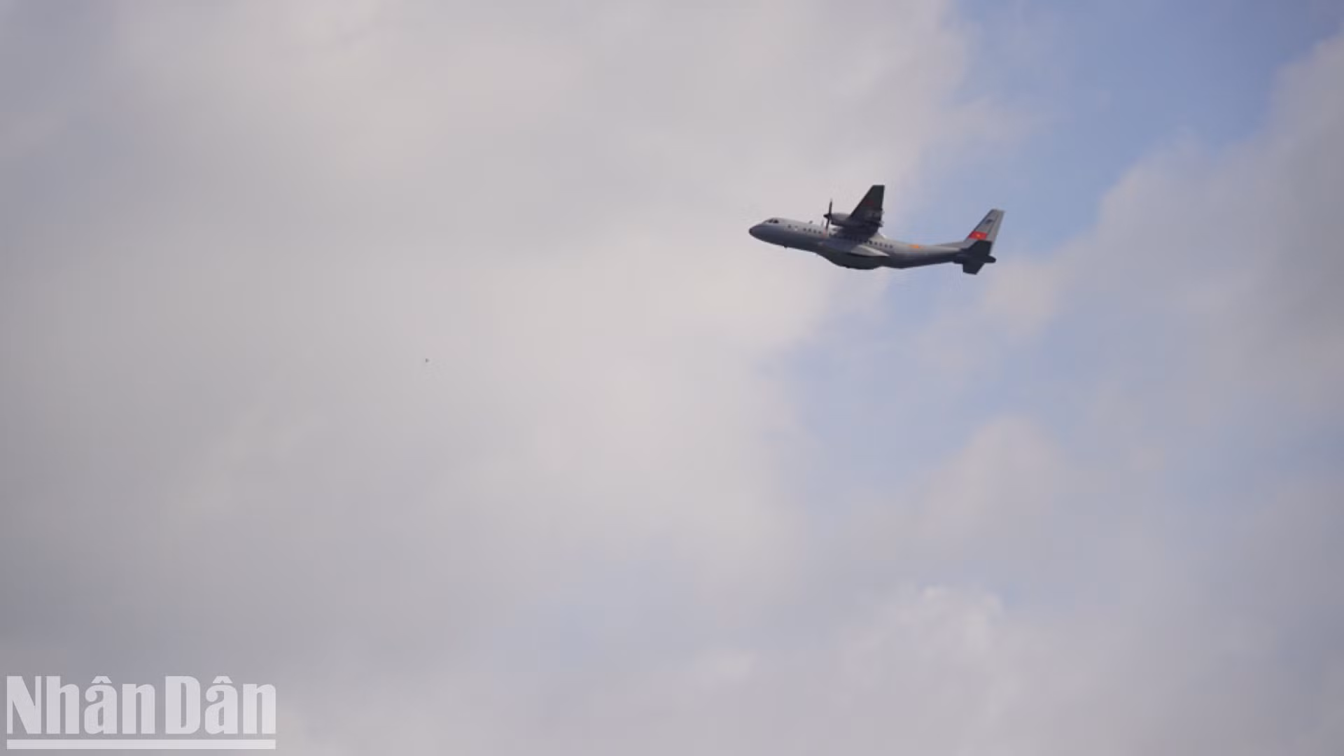 Vuelo especial que transporta las muestras de restos de mártires no identificados desde Ciudad Ho Chi Minh para su análisis y determinación de identidad.