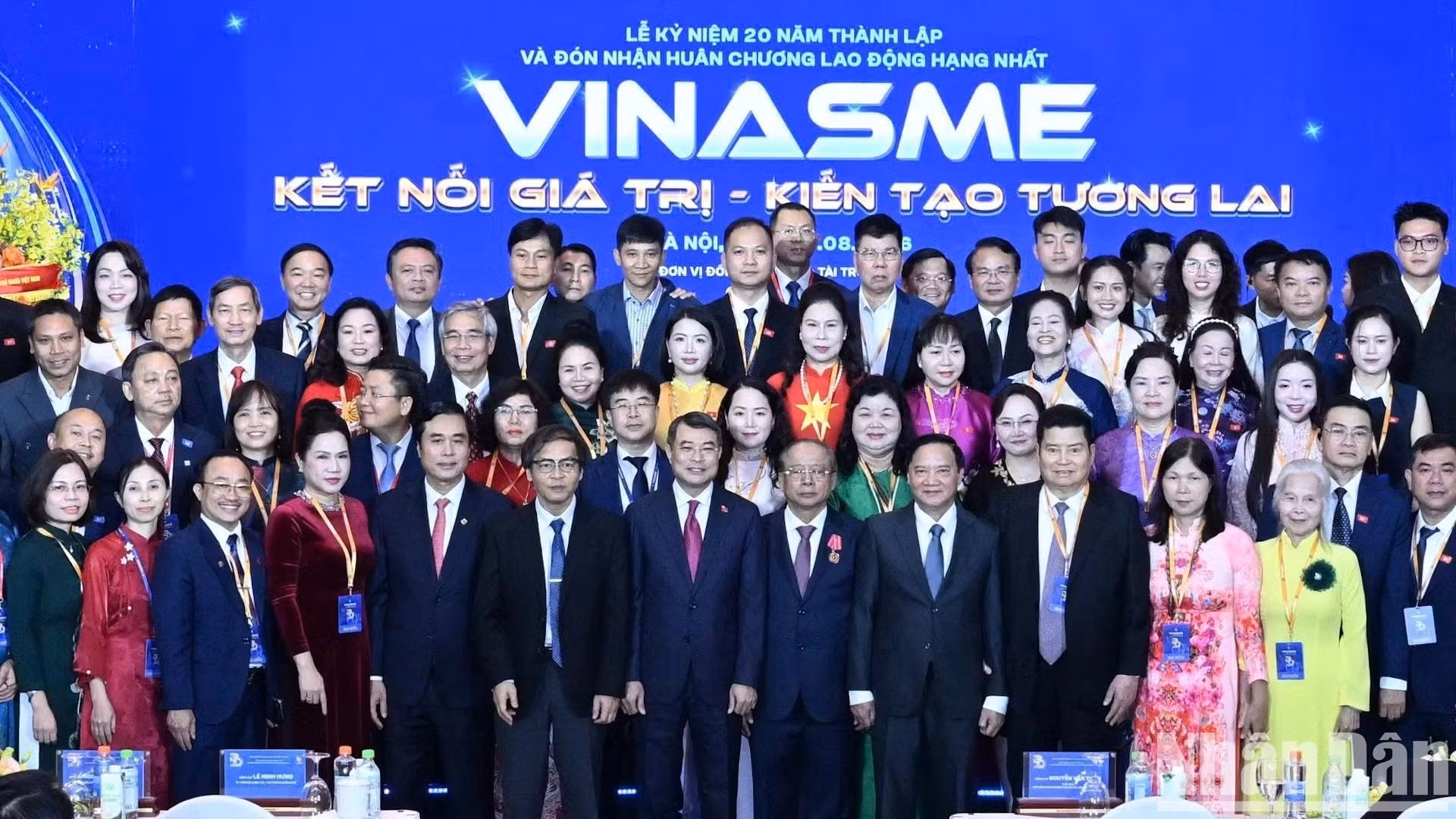 El primer ministro vietnamita, Le Minh Hung, y delegados asisten a la cita.