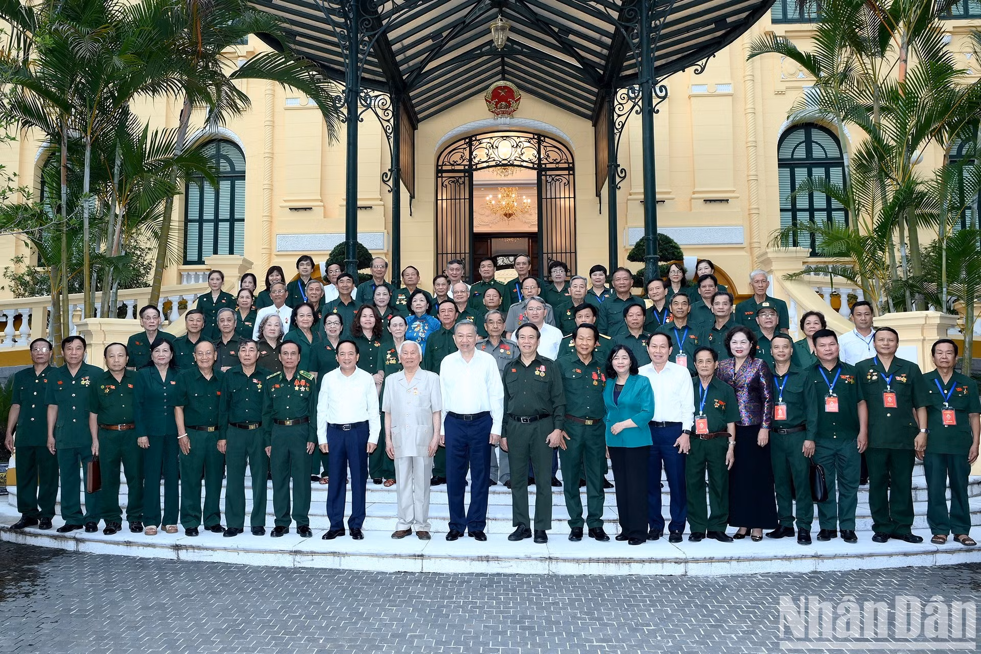 El secretario general del Partido Comunista de Vietnam y presidente del país, To Lam, los líderes del Partido y del Estado, y delegados en la reunión.