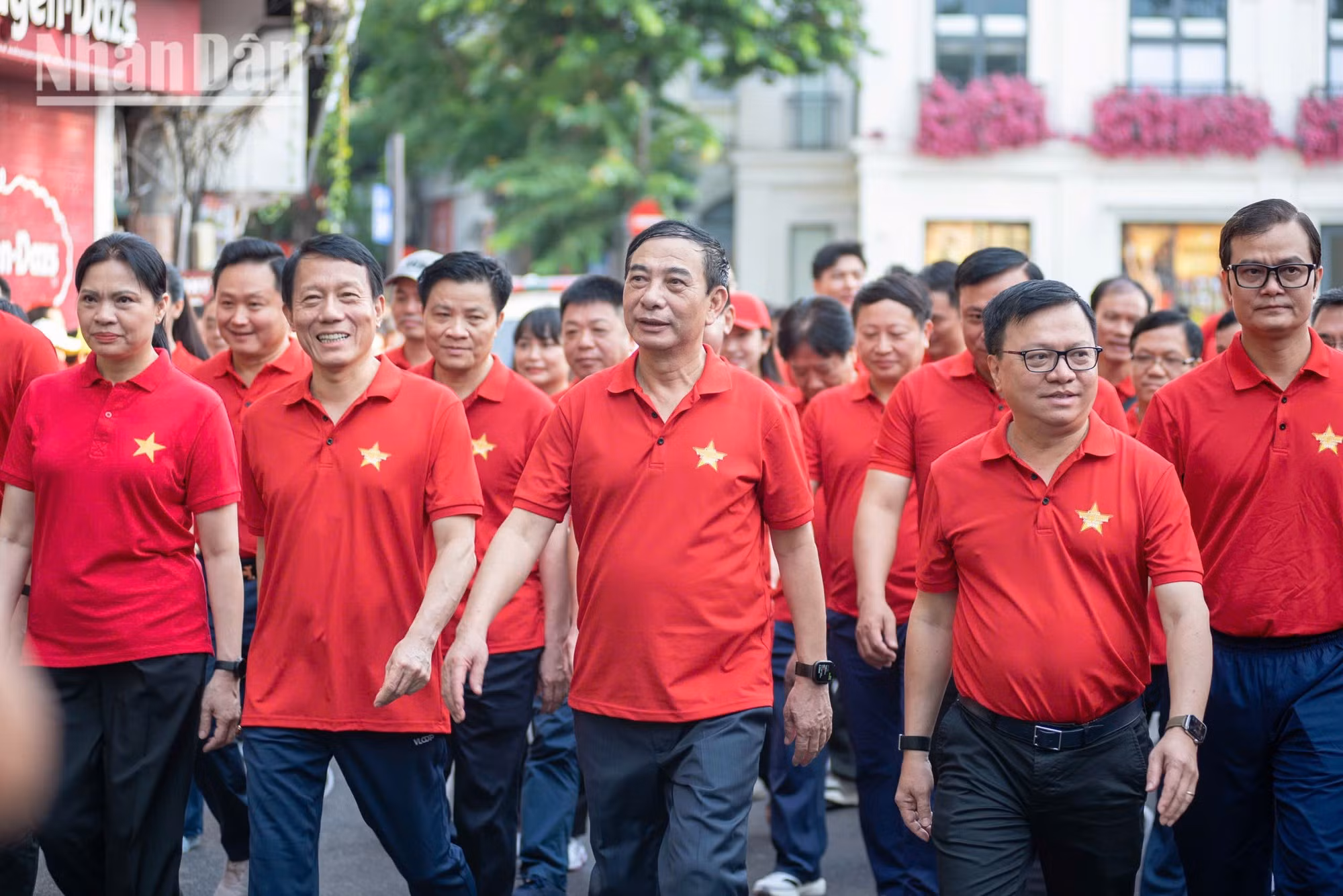 Delegados participan en la caminata en la zona del lago Hoan Kiem. (Foto: Minh Duy)