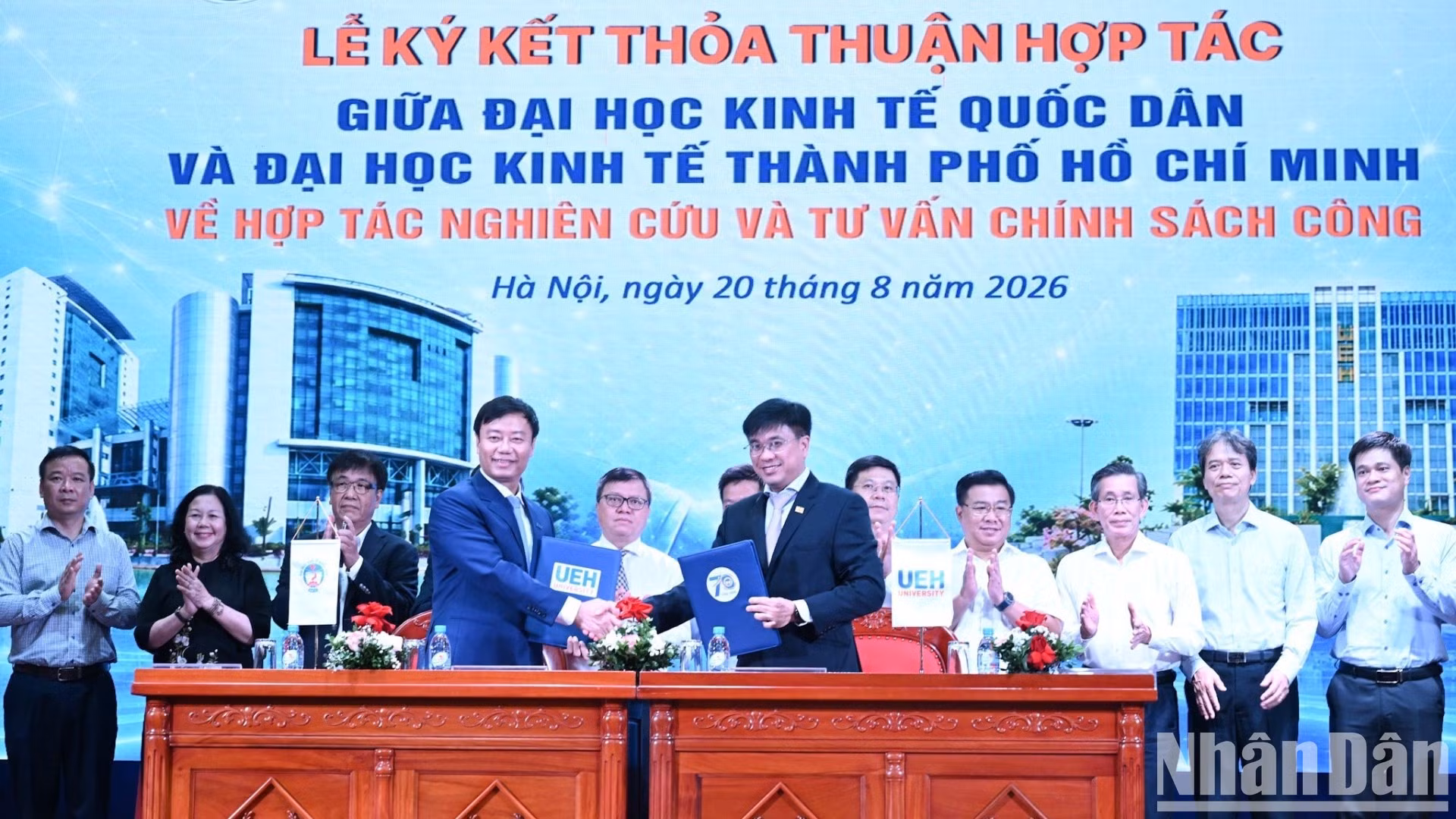 Bui Duc Tho, secretario del Comité del Partido y director de la Universidad Nacional de Economía, y Bui Quang Hung, secretario del Comité del Partido y director de la Universidad de Economía de Ciudad Ho Chi Minh, firman un acuerdo de cooperación en investigación y asesoramiento sobre políticas públicas entre ambos centros educativos.