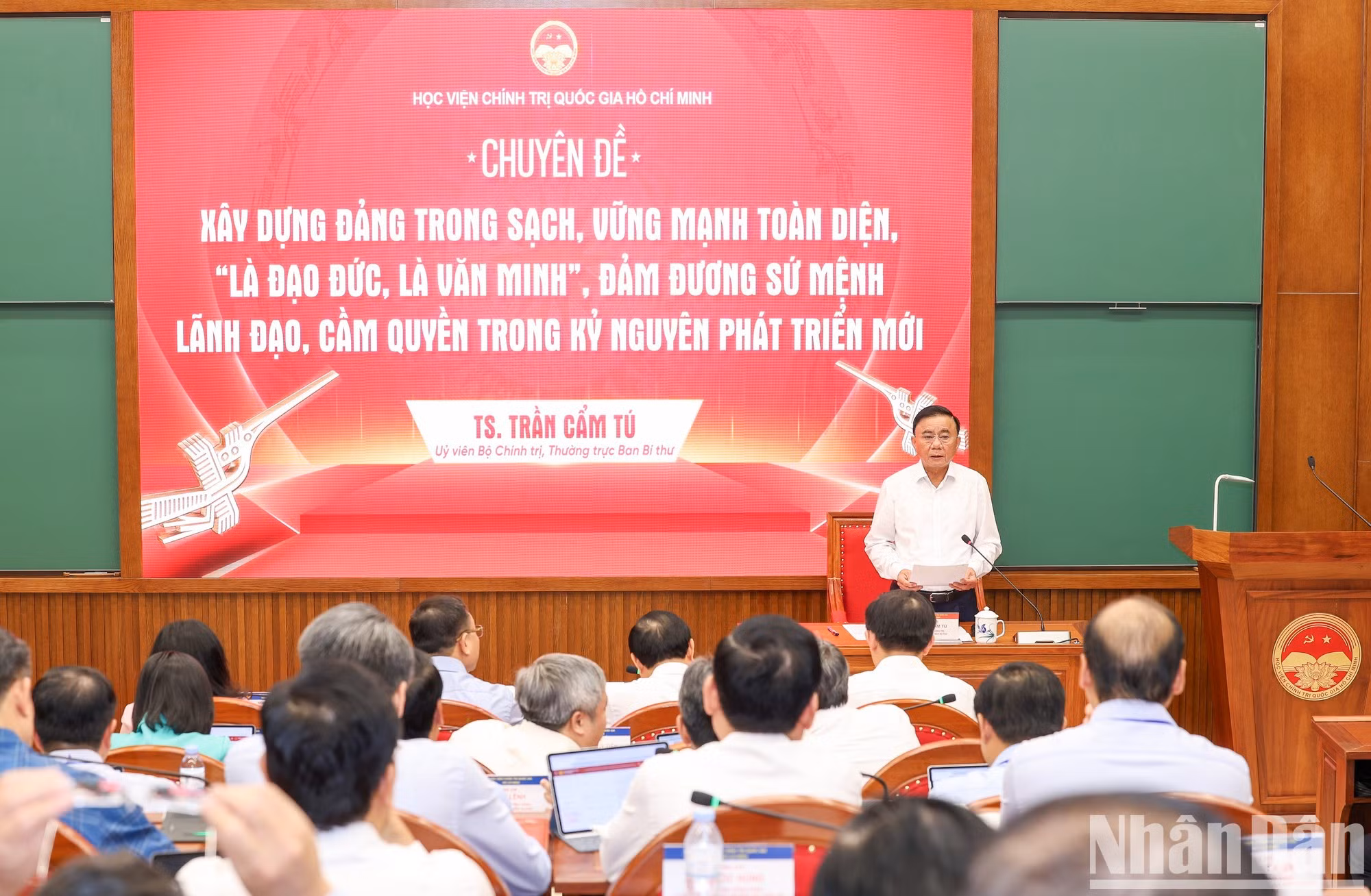 El miembro del Buró Político y miembro permanente del Secretariado del Comité Central del Partido Comunista de Vietnam, Tran Cam Tu, habla en la cita.