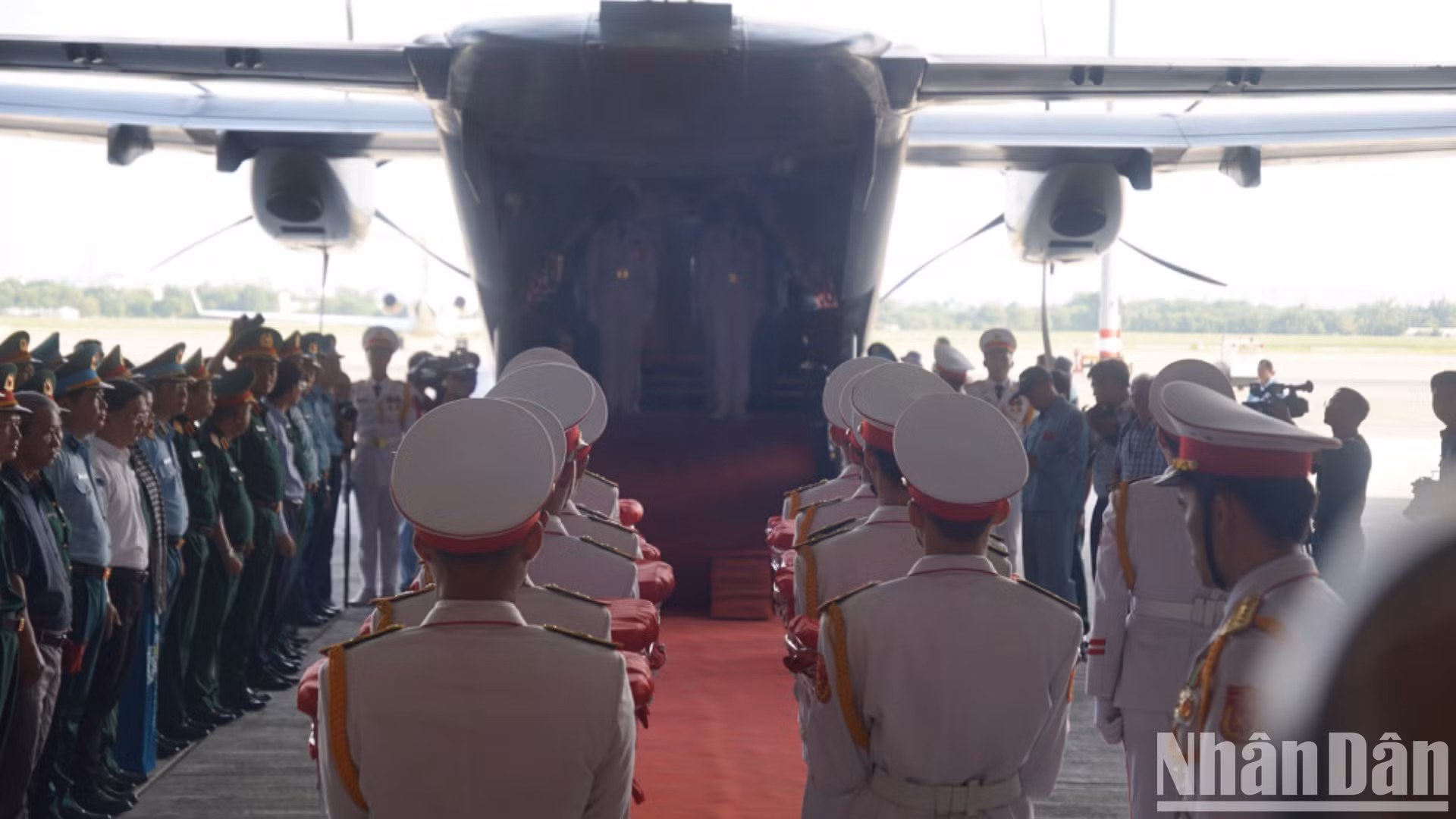 El grupo de trabajo traslada las muestras al avión.