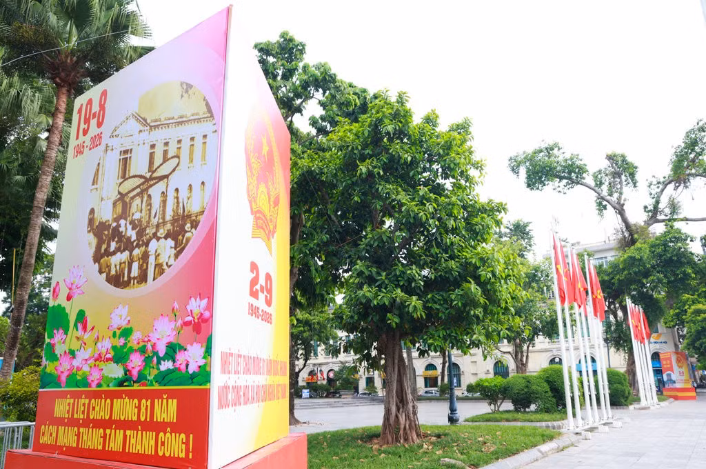 Las grandes pancartas y las banderas rojas con la estrella amarilla que ondean por las calles de la capital son un vívido recordatorio de la gloriosa historia nacional y una expresión del espíritu de unidad y la aspiración de construir un Vietnam próspero.
