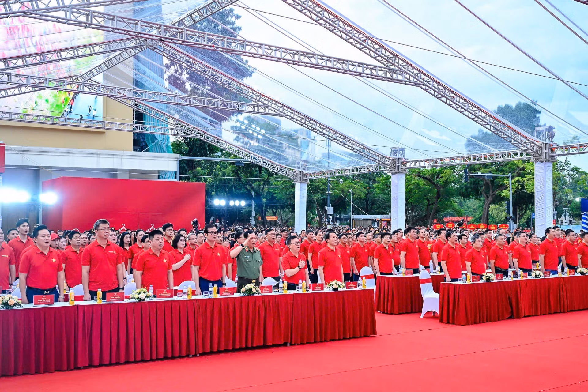 Los delegados participan en la ceremonia de izamiento de la bandera. (Foto: The Dai)