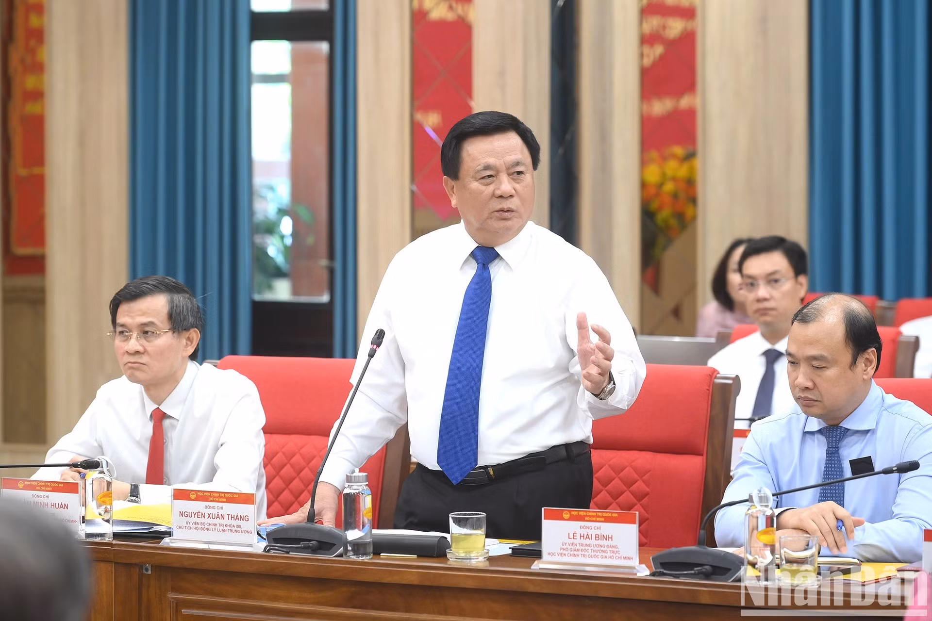 Nguyen Xuan Thang, presidente del Consejo Teórico Central, habla en el evento.