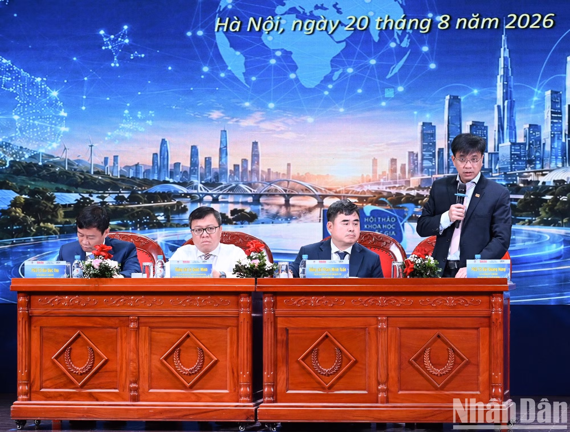 El profesor asociado y doctor Bui Quang Hung, secretario del Comité del Partido y director de la Universidad de Economía de Ciudad Ho Chi Minh, orienta los debates de la conferencia.