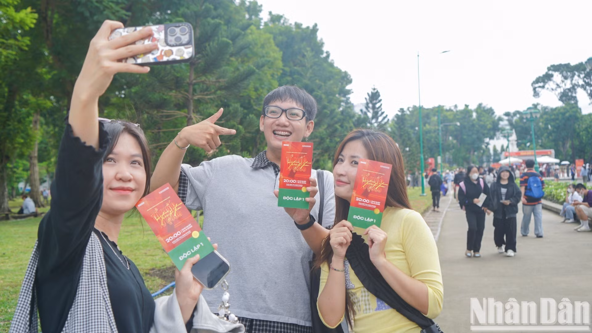 [Foto] Largas colas de jóvenes para recibir entradas del concierto “Patria en el corazón” en Ciudad Ho Chi Minh