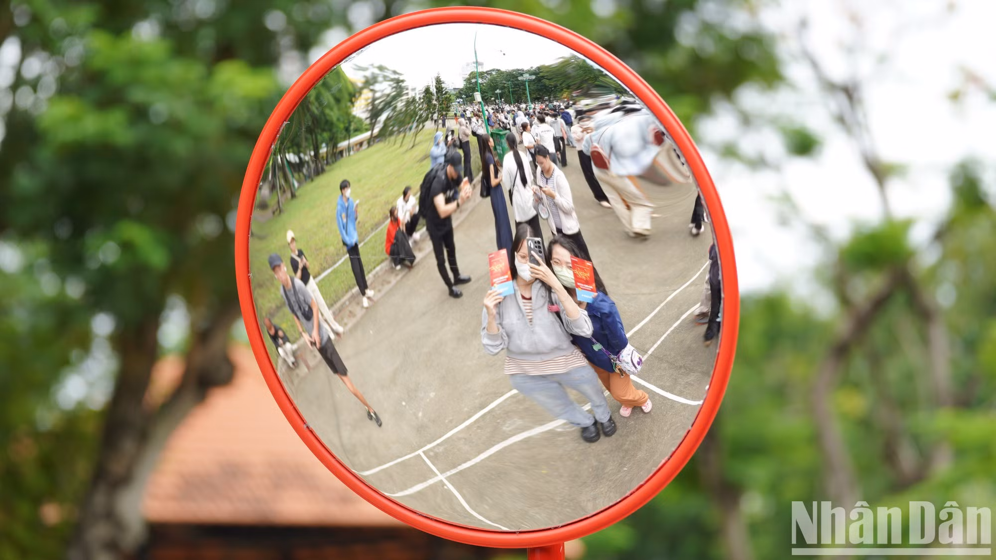 Miles de espectadores esperan con entusiasmo el programa especial político y artístico “Patria en el corazón”, que tendrá lugar el 23 de agosto en el área urbana de Van Phuc, barrio de Hiep Binh, Ciudad Ho Chi Minh.