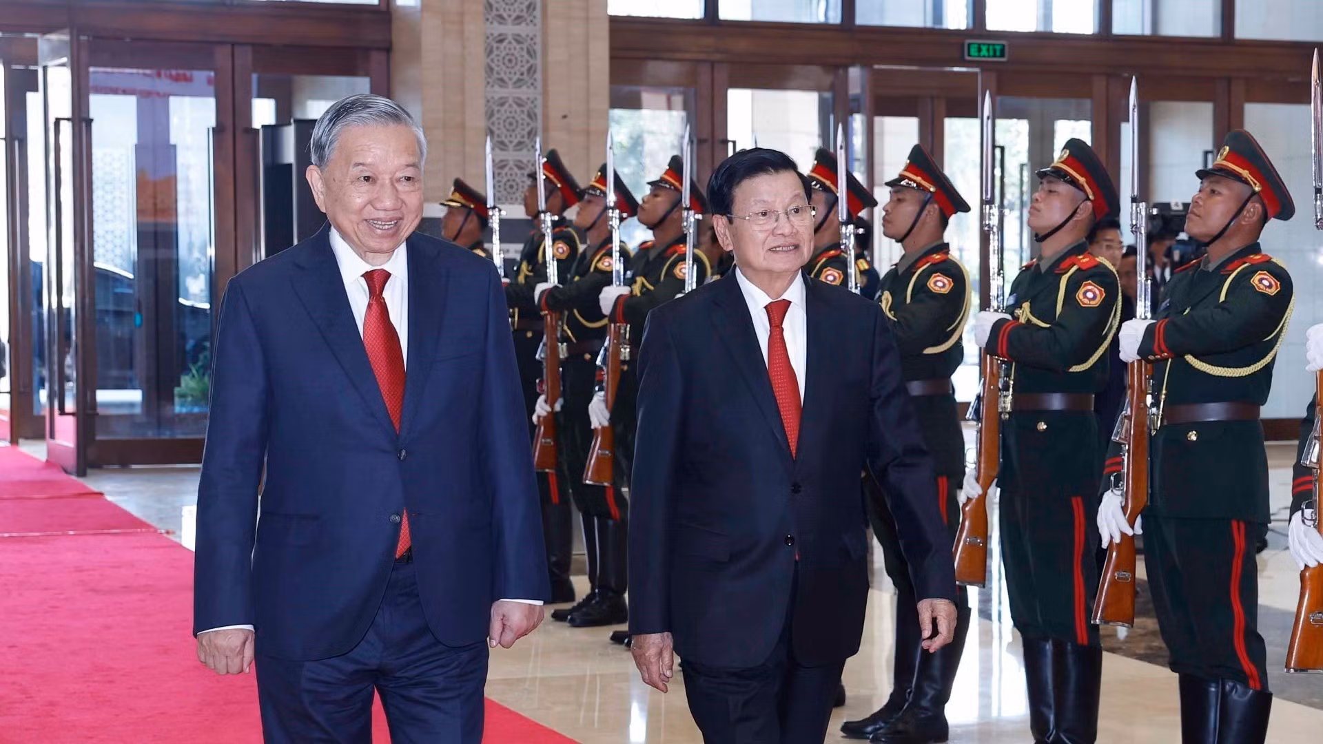 [Foto] Dirigentes vietnamita y laosiana presiden Conferencia para anunciar los resultados del XIV Congreso Nacional del Partido Comunista de Vietnam