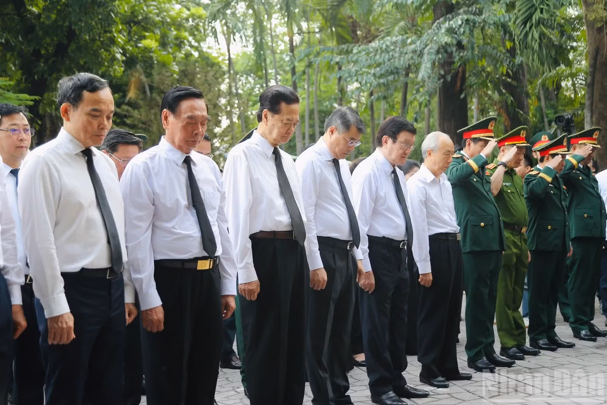 Los dirigentes y exdirigentes del Partido y del Estado guardan un minuto de silencio en memoria del difunto secretario general del PCV, Tran Phu.