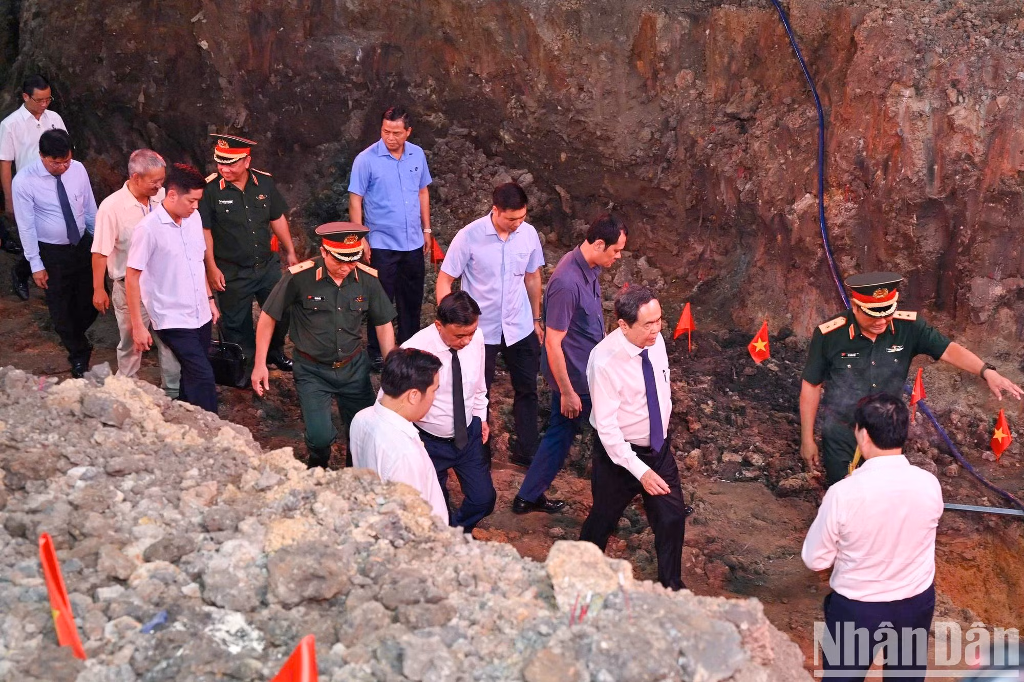 El presidente de la Asamblea Nacional, Tran Thanh Man, inspecciona el lugar donde se llevan a cabo las labores de búsqueda y recuperación de los restos de los mártires en el Parque Le Thi Rieng.