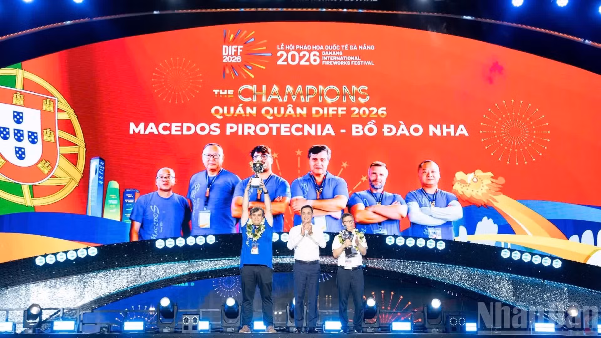 El secretario del Comité del Partido de la ciudad de Da Nang entrega el premio al equipo portugués y el de subcampeón al equipo chino.