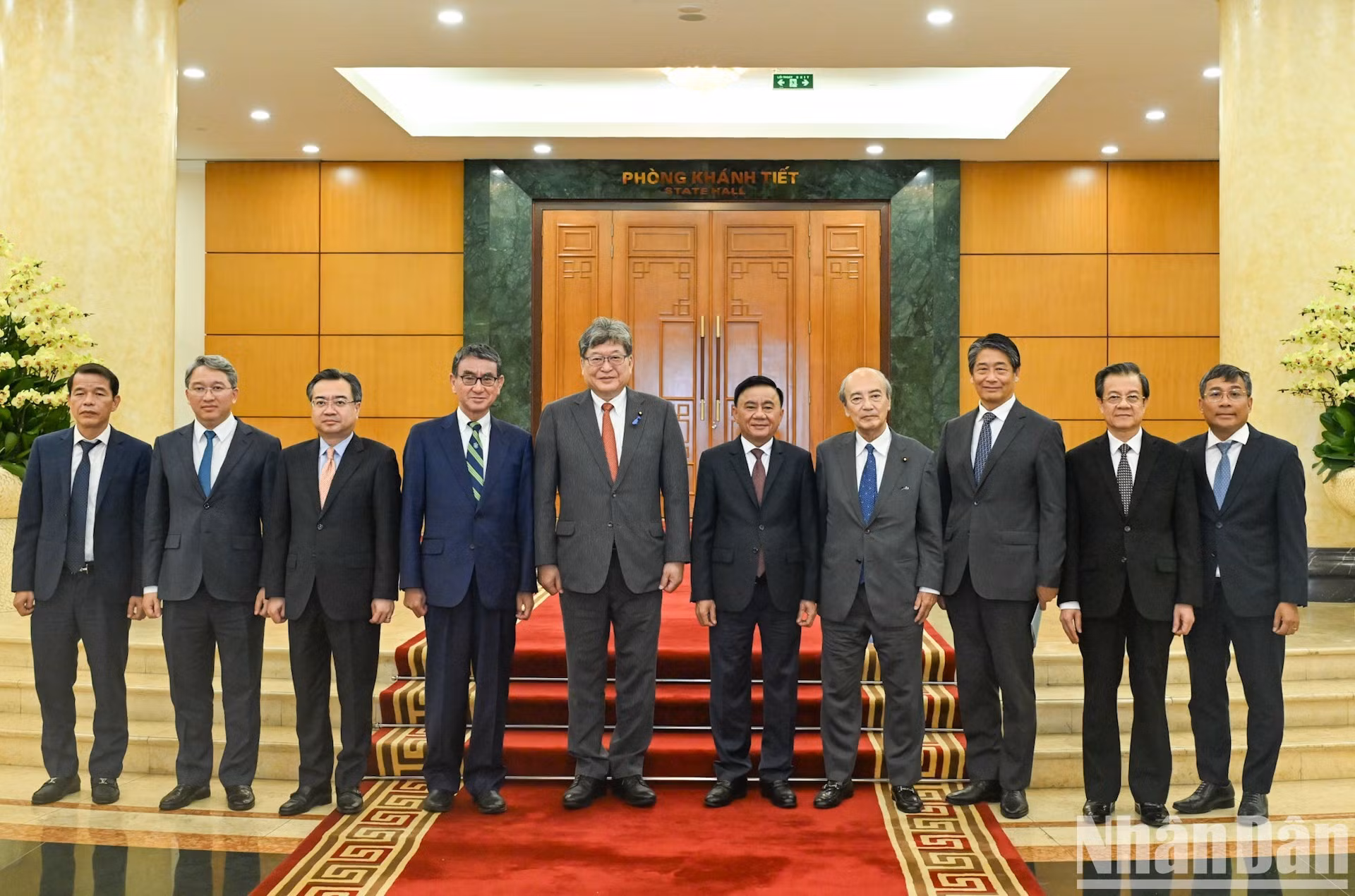 El miembro permanente del Secretariado del Comité Central del Partido Comunista de Vietnam, Tran Cam Tu; el secretario general interino del Partido Liberal Democrático de Japón, Hagiuda Koichi; junto con los delegados de ambos países. (Foto: Duy Linh)