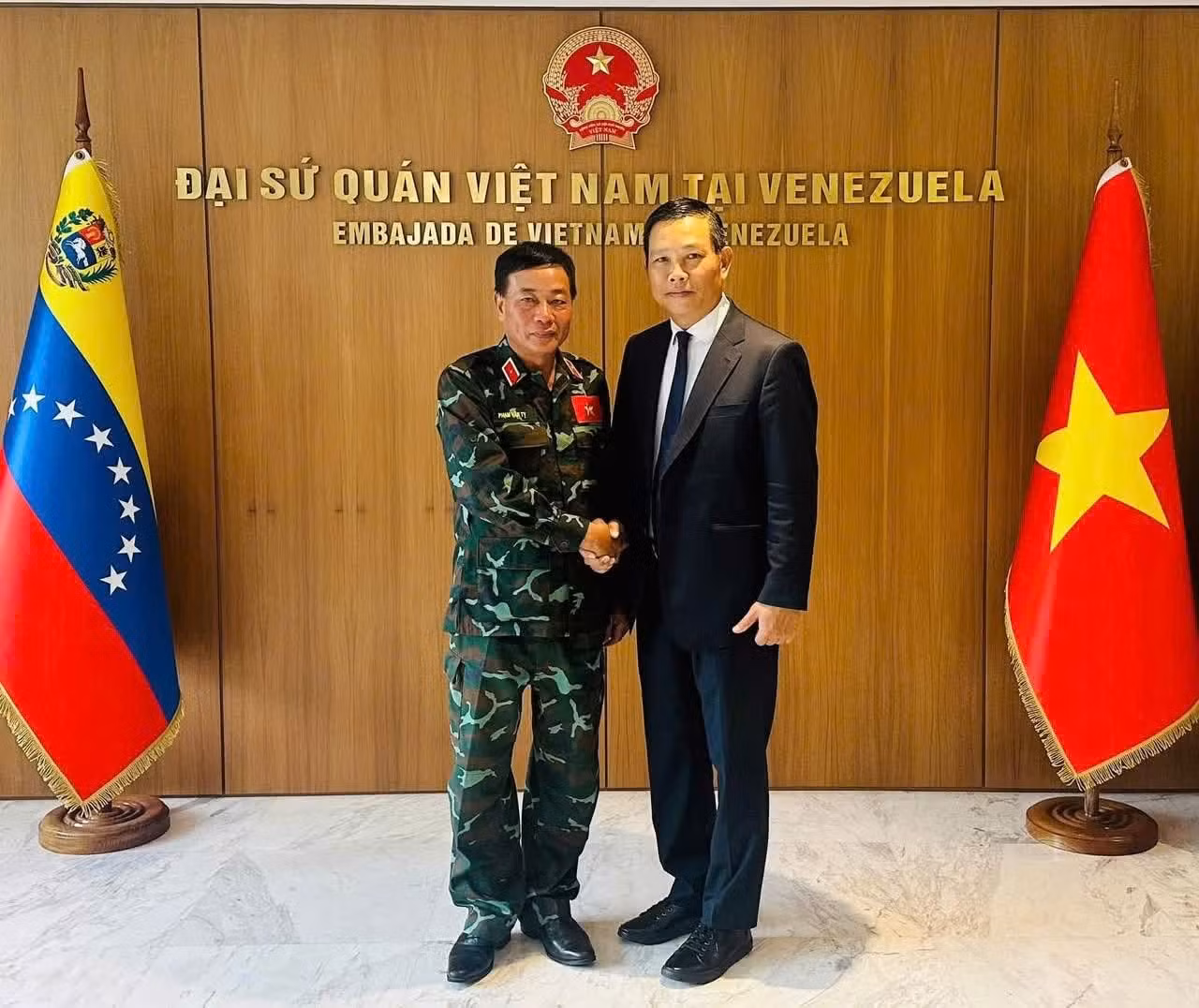 El embajador vietnamita en Venezuela, Vu Trung My, y el general de división Pham Van Ty en la sede de la embajada de Vietnam en Venezuela. (Foto: Embajada de Vietnam en Venezuela)