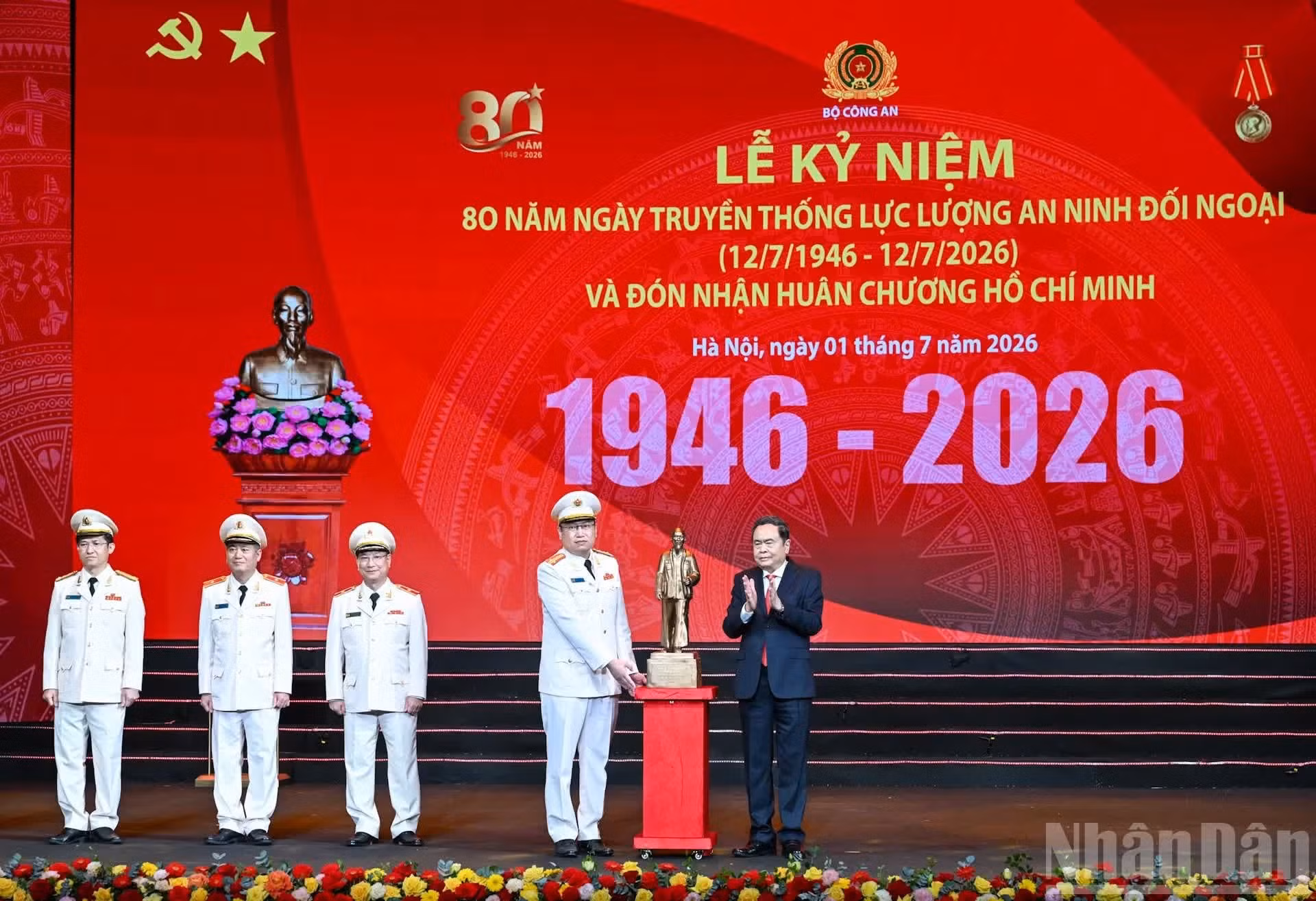 El presidente de la Asamblea Nacional, Tran Thanh Man, entrega una estatua del Presidente Ho Chi Minh a la Fuerza de Seguridad para Asuntos Exteriores.