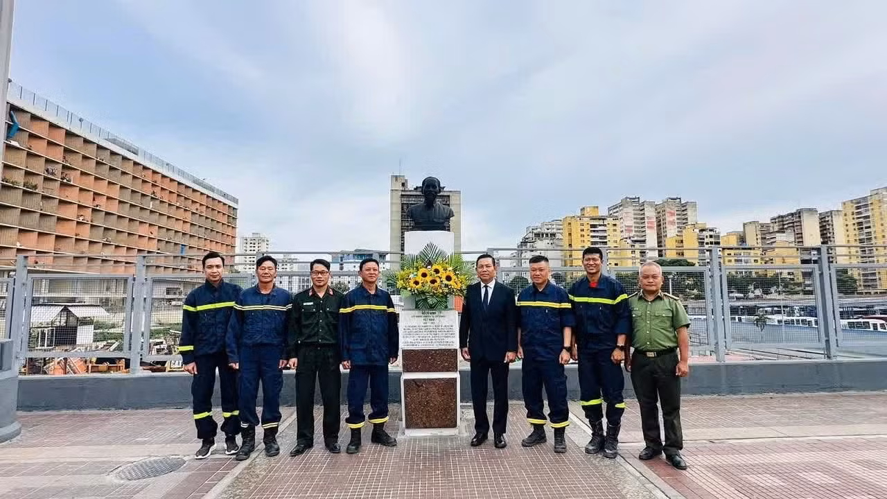 El embajador vietnamita en Venezuela, Vu Trung My, y miembros del equipo de rescate del Ministerio de Seguridad Pública de Vietnam se toman una foto de recuerdo en el monumento al Presidente Ho Chi Minh. (Foto: Embajada de Vietnam en Venezuela)