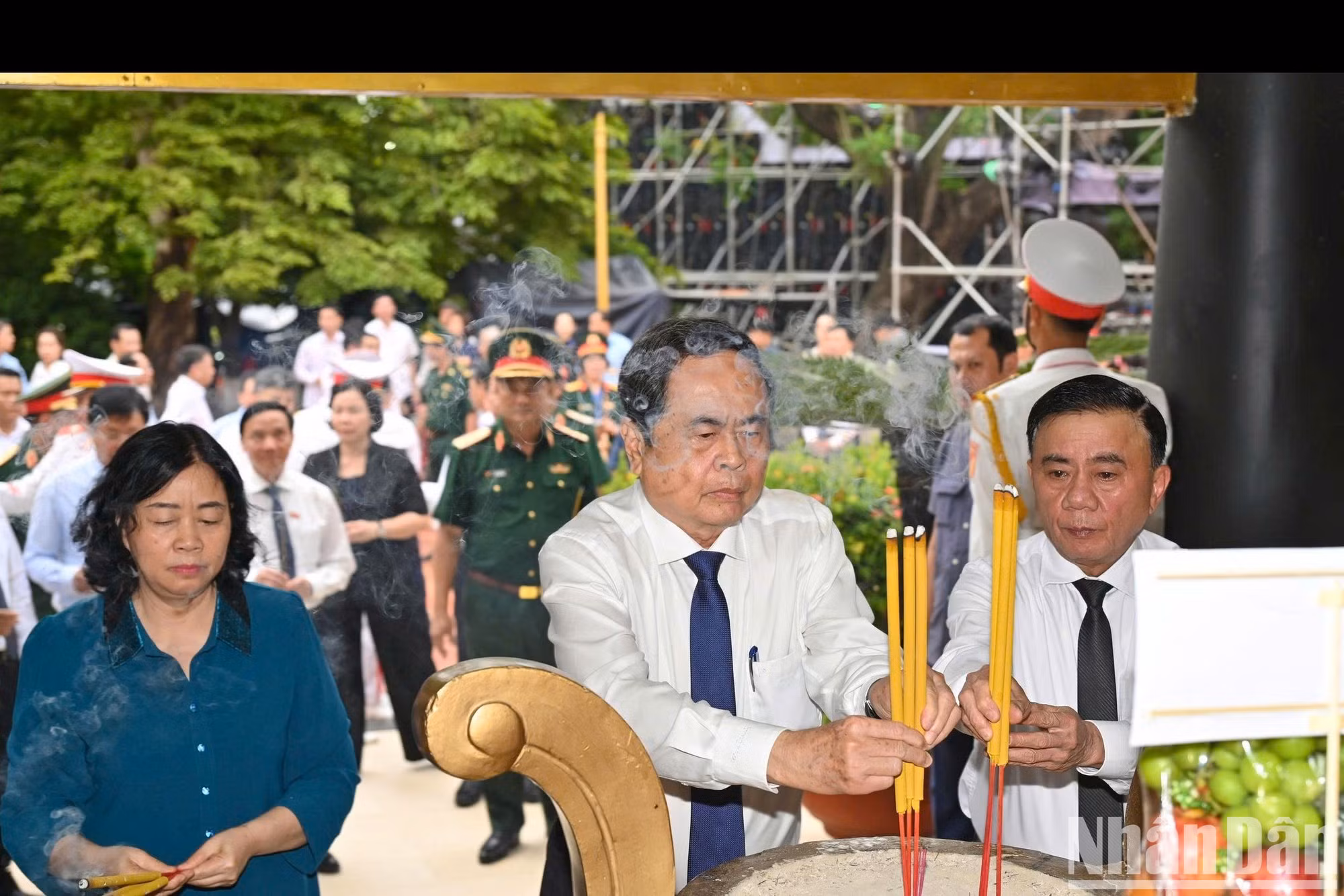 La delegación del Partido y del Estado, encabezada por el presidente de la Asamblea Nacional, Tran Thanh Man, ofrece incienso en homenaje a los héroes y mártires que sacrificaron sus vidas por la independencia y la libertad de la Patria.