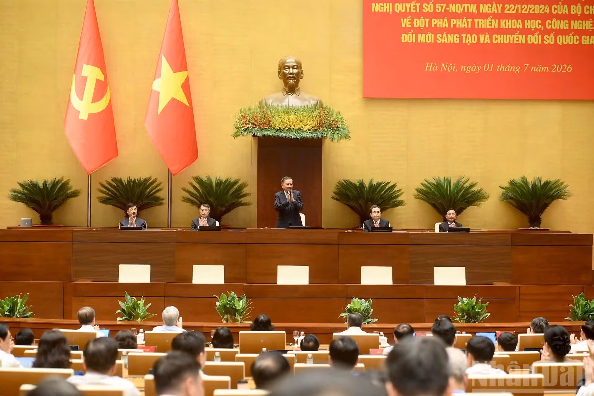 El secretario general del PCV y presidente de Vietnam, To Lam, y los dirigentes del Partido y del Estado presiden la conferencia.