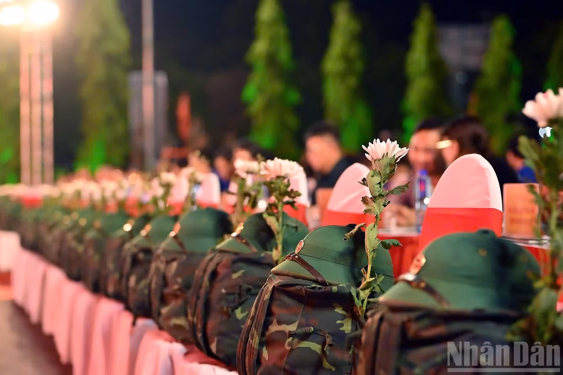 Asimismo, los jóvenes de la fuerza militar brindan servicios de exámenes, consultas y detección de enfermedades a 500 beneficiarios de las políticas sociales en la comuna de Linh Ho, organizan ceremonias de ofrenda de incienso y flores en la Colina 468 y entregan obsequios a dos veteranos gravemente heridos en Vi Xuyen.