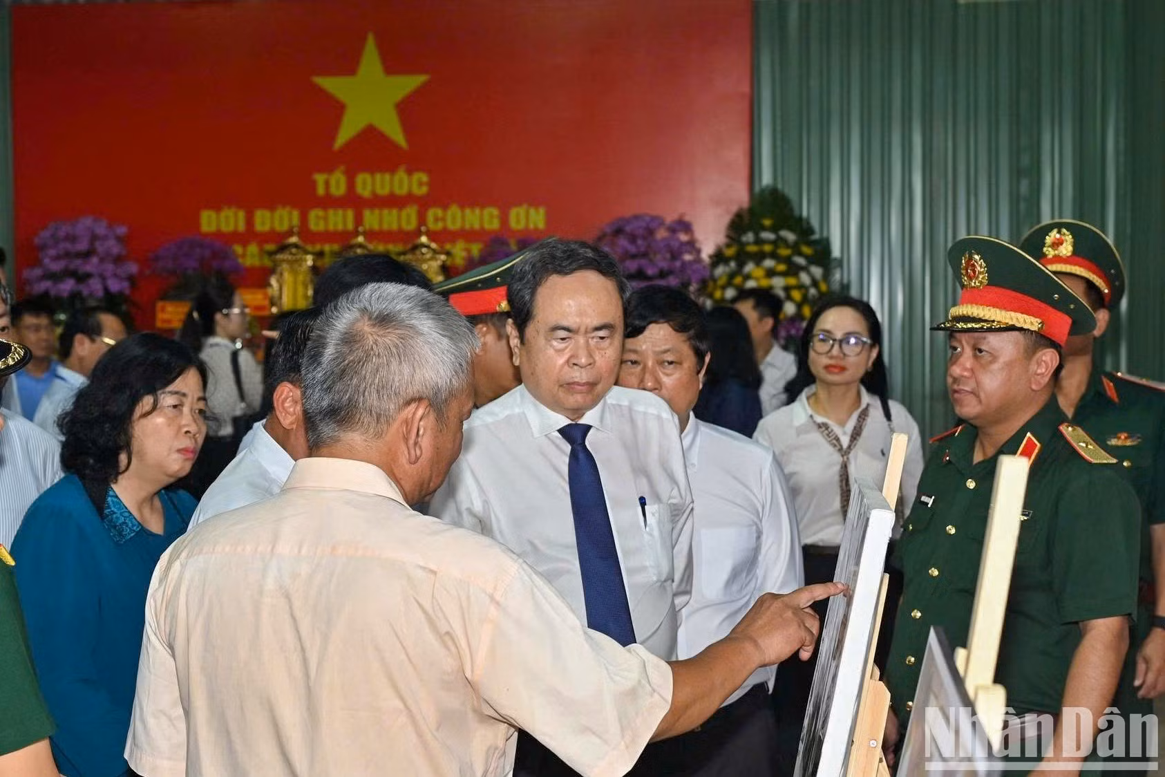 El presidente de la Asamblea Nacional, Tran Thanh Man, conversa con representantes del Comité Directivo 515 de Ciudad Ho Chi Minh sobre los resultados de la búsqueda y recuperación de los restos de los mártires en el Parque Le Thi Rieng.