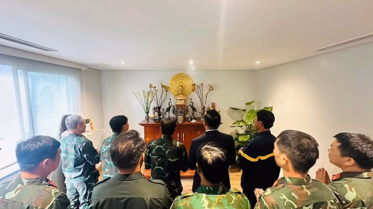 El equipo de rescate vietnamita ofrece incienso en el altar del Presidente Ho Chi Minh, instalado en la sede de la embajada de Vietnam en Venezuela. (Foto: Embajada de Vietnam en Venezuela)