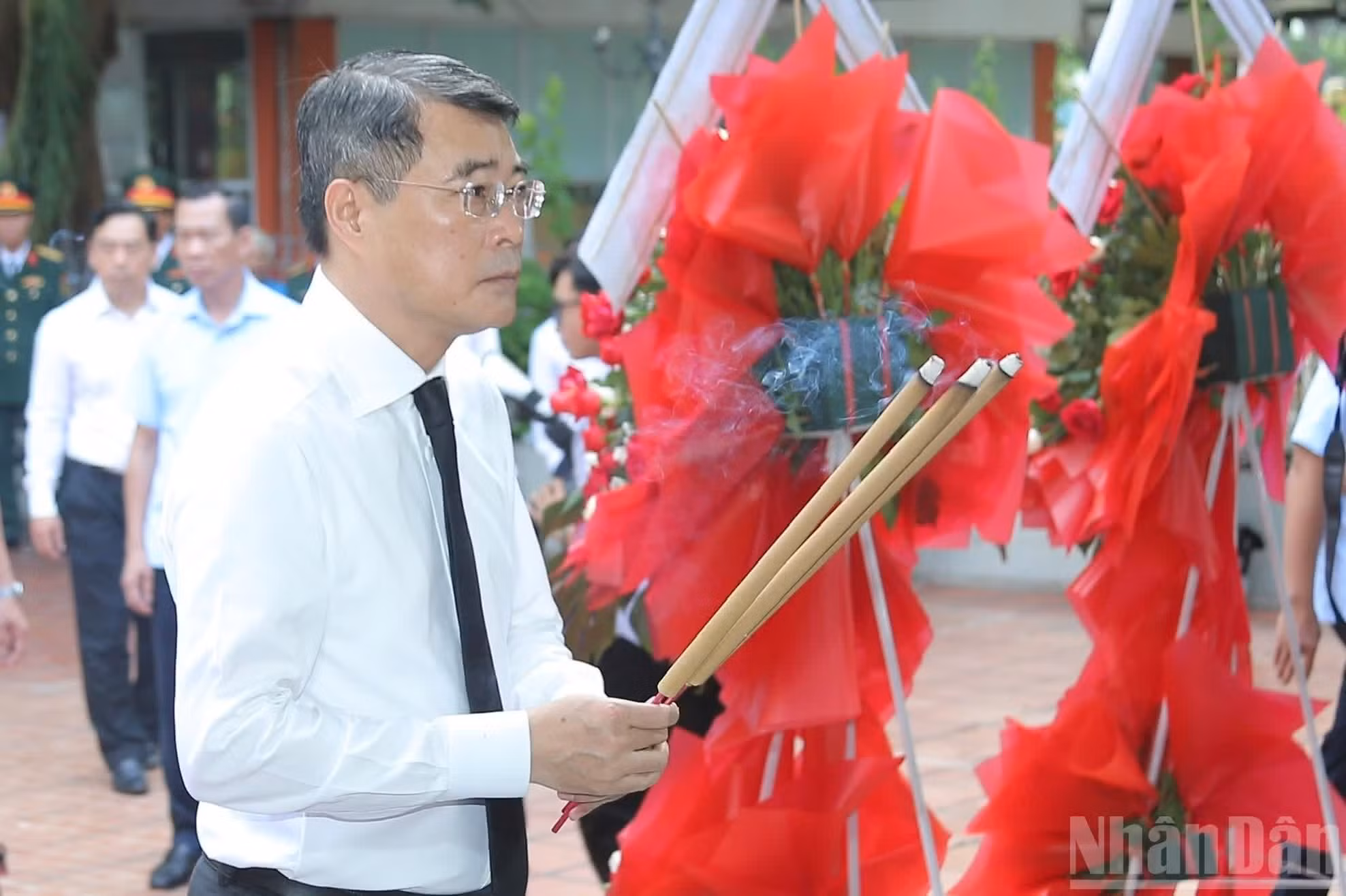 El primer ministro vietnamita, Le Minh Hung, ofrece inciensos.
