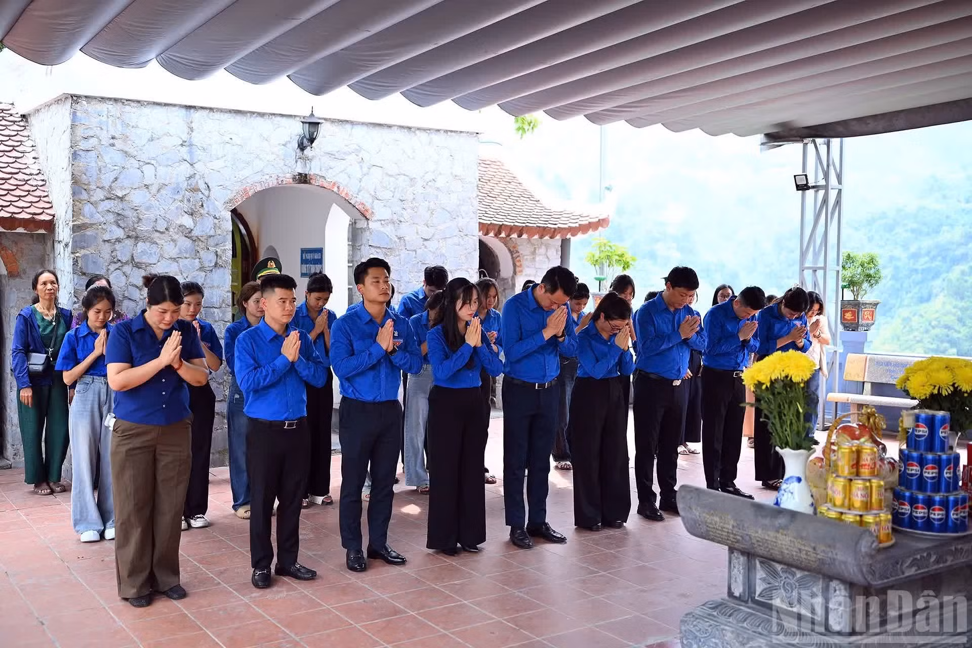 La delegación también deposita flores y ofrece incienso en el Templo Conmemorativo de los Héroes y Mártires del Frente de Vi Xuyen, ubicado en la Colina 468, comuna de Thanh Thuy, provincia de Tuyen Quang. En un ambiente solemne, los participantes guardan un minuto de silencio en homenaje a quienes entregaron su vida por la independencia y la soberanía de la Patria.