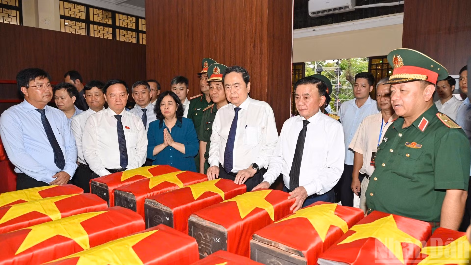 [Foto] Legislador vietnamita rinde homenaje a héroes y mártires en Parque Le Thi Rieng