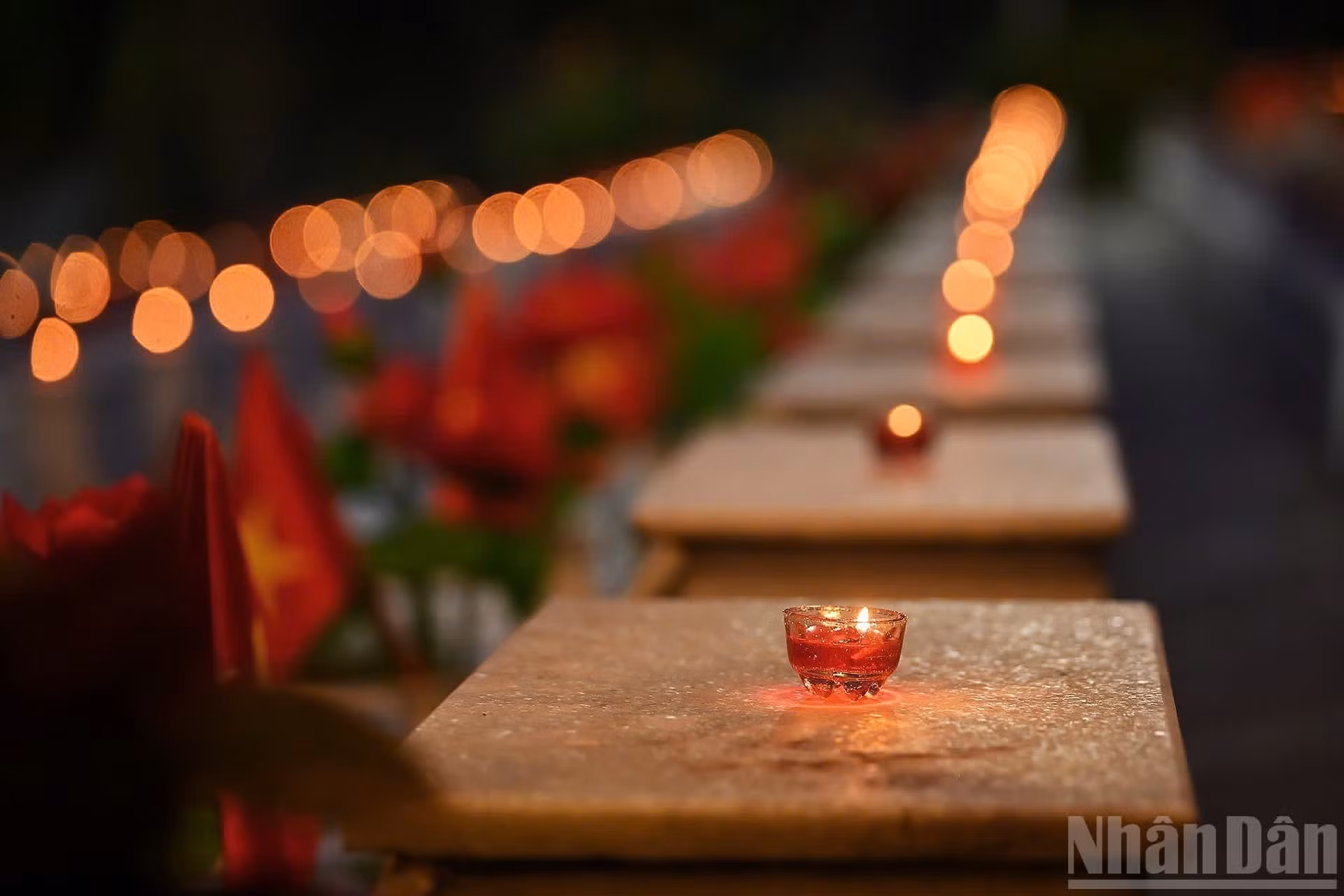 [Foto] Jóvenes vietnamitas realizan campaña de gratitud en honor a mártires