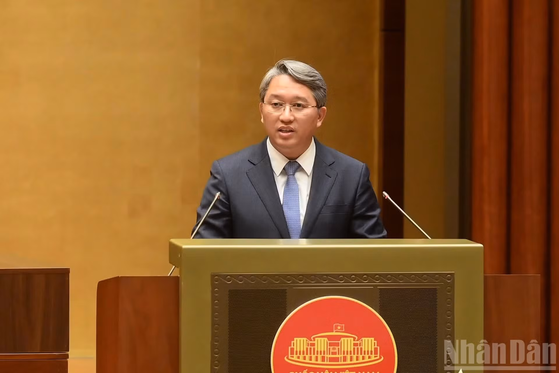 El jefe de la Oficina del Comité Central del Partido, Nguyen Hai Ninh, presenta un informe.