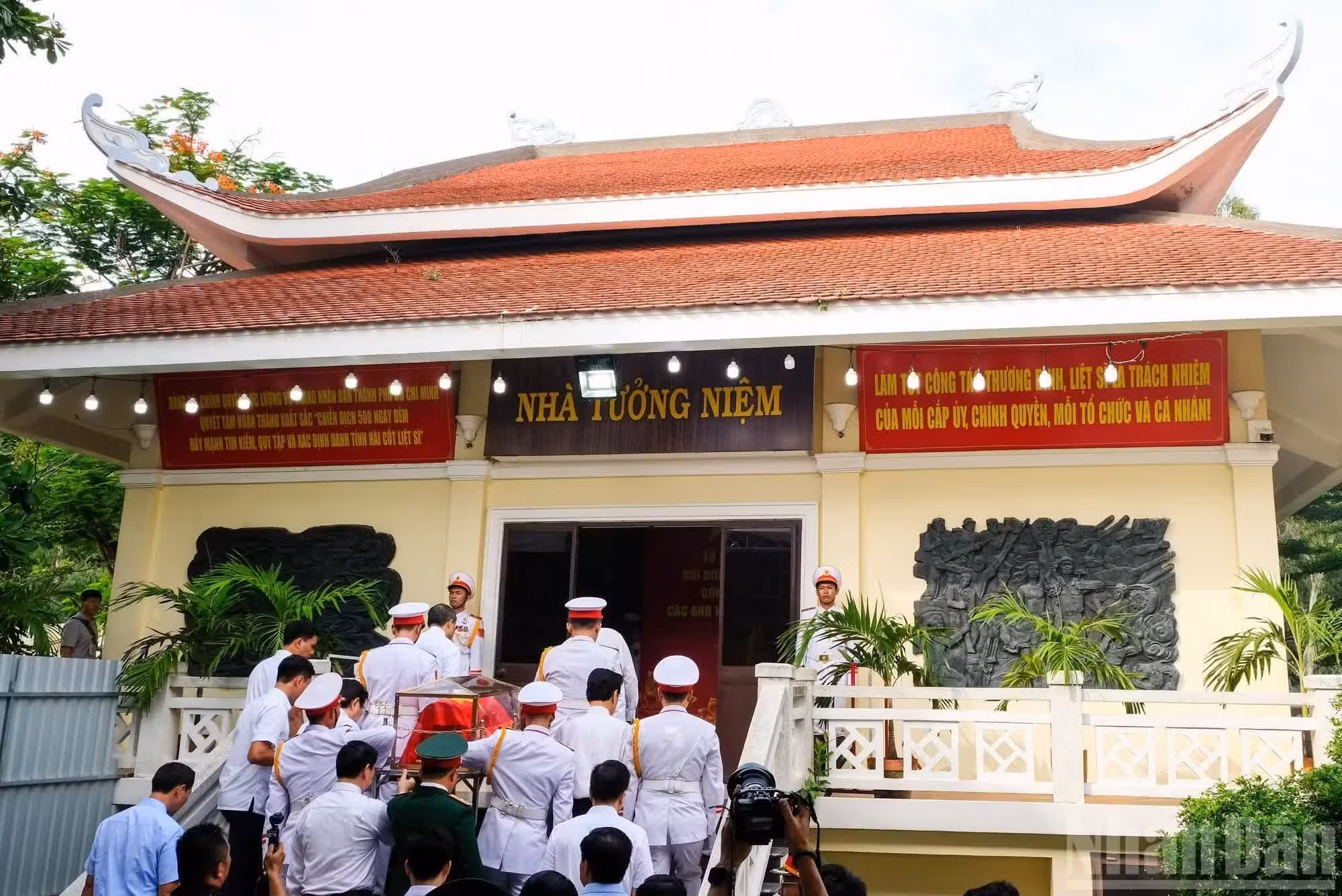 Los restos de los mártires están siendo trasladados a la Casa Memorial en el Parque Le Thi Rieng.