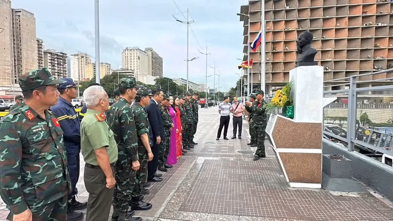 El equipo de rescate vietnamita y el personal de la embajada de Vietnam en Venezuela depositan una ofrenda floral en homenaje al Presidente Ho Chi Minh ante su monumento, ubicado en la avenida Simón Bolívar de Caracas. (Foto: Embajada de Vietnam en Venezuela)