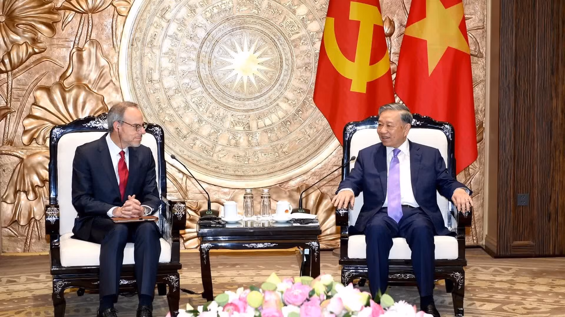 El secretario general del Partido Comunista y presidente de Vietnam, To Lam, y David Zapolsky, vicepresidente sénior y director jurídico y de asuntos globales de Amazon.