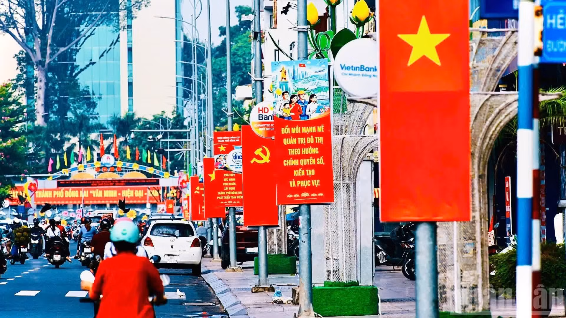La calle 30 de abril está decorada con pancartas y banderas nacionales y del Partido.