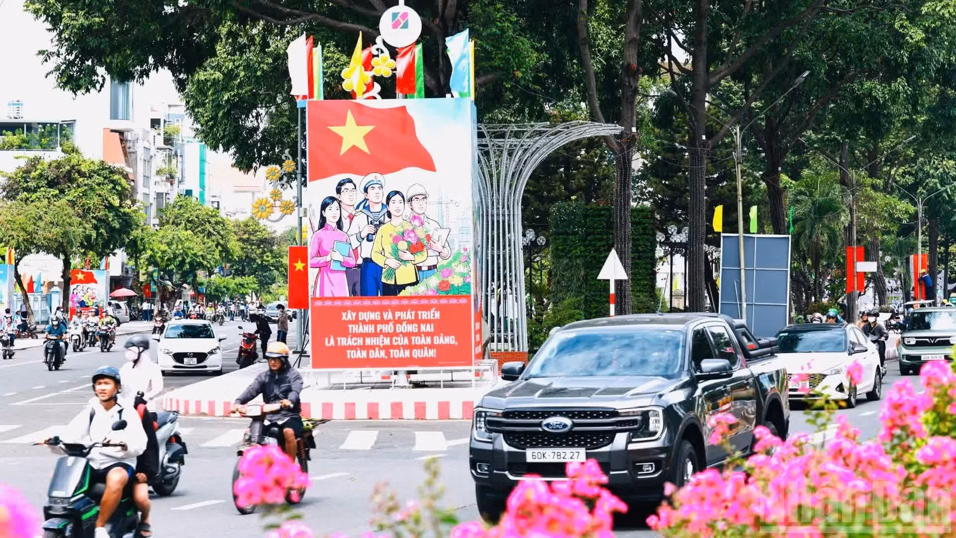 Las calles más céntricas de Dong Nai están adornadas con flores y pancartas, en medio de un ambiente festivo para dar la bienvenida al importante acontecimiento político.