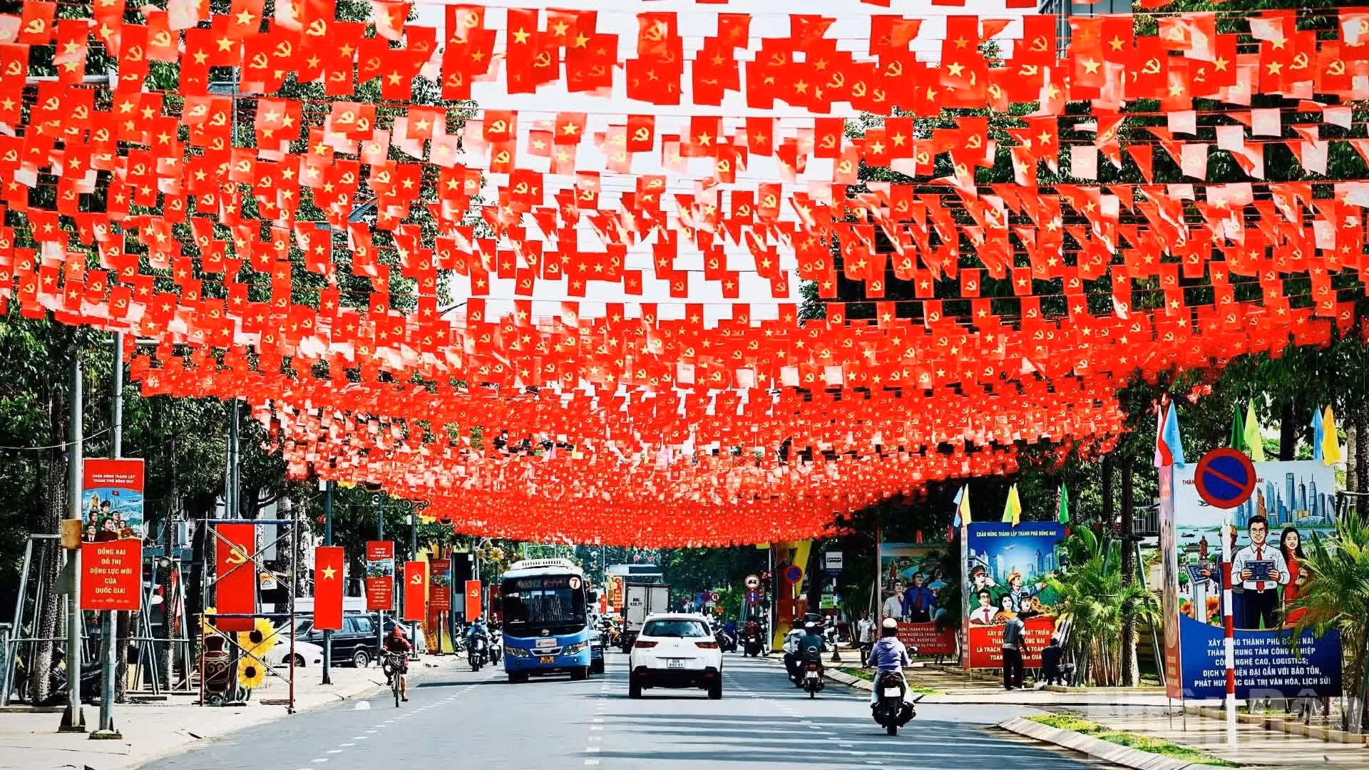 Las banderillas rojas con estrellas amarillas ondean en las principales calles del centro urbano.